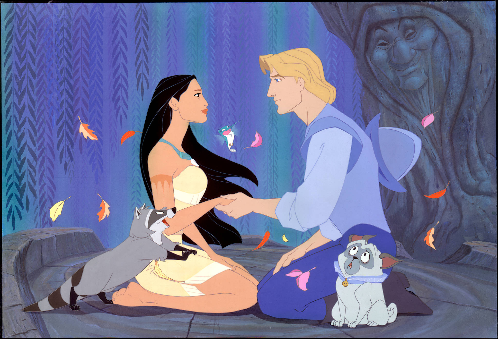 Pocahontas 桌布 壁紙 — 一個浪漫的動畫場景，一對情侶在樹下牽手，周圍有秋天的落葉，附近有一隻浣熊和一隻狗。