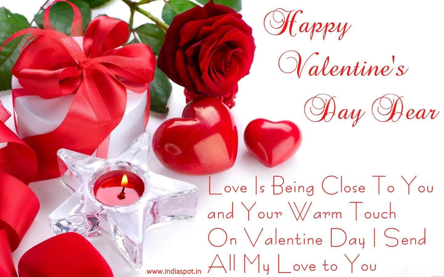 Happy Valentines 桌布 壁紙 — 一個浪漫的情人節場景，有紅玫瑰、禮物盒、點燃的蠟燭和光澤心形，背景為白色。