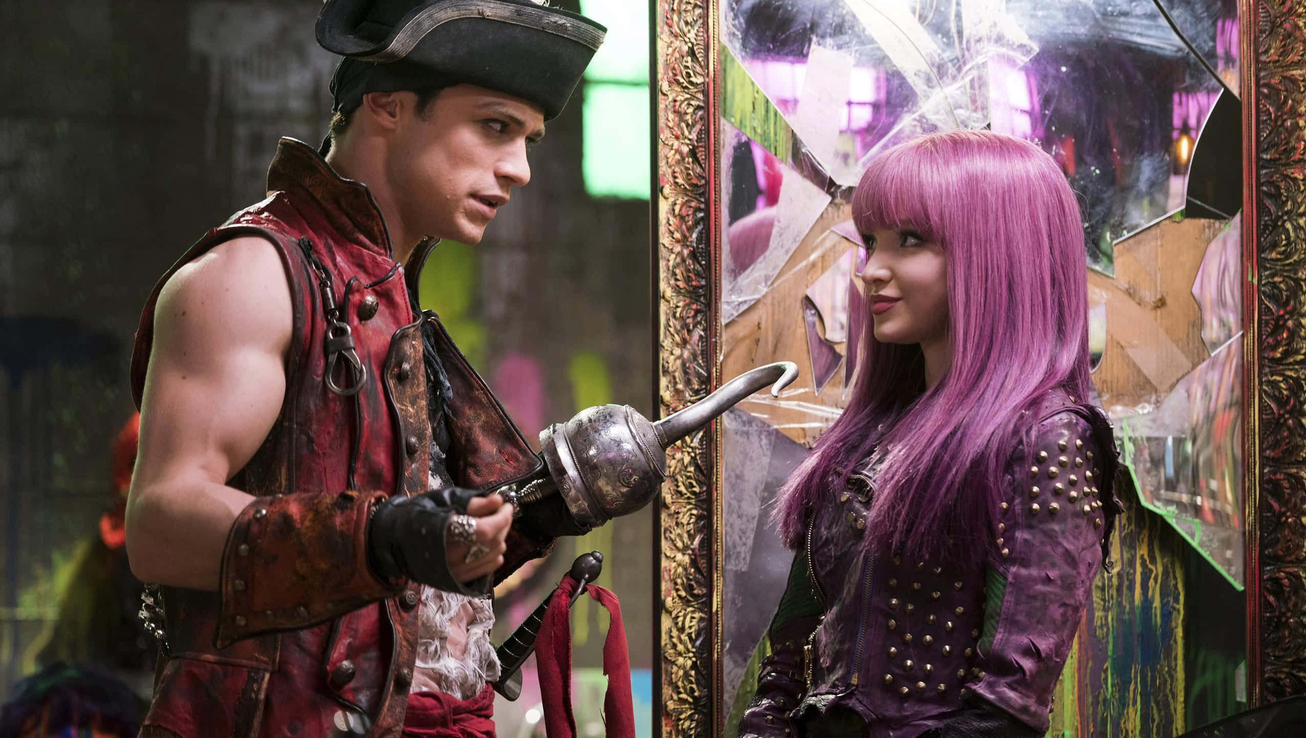 Descendants 桌布 壁紙 — 一個海盜和一個紫髮龐克裝扮的女人在霓虹燈小巷中隔著一面破碎的鏡子對峙。