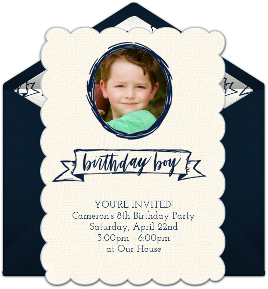 Birthday Party 桌布 壁紙 — 一個海軍藍信封內有一張奶油色的生日邀請卡，上面有一個微笑的男孩穿著綠色襯衫，還有一個寫著「生日男孩」的橫幅。