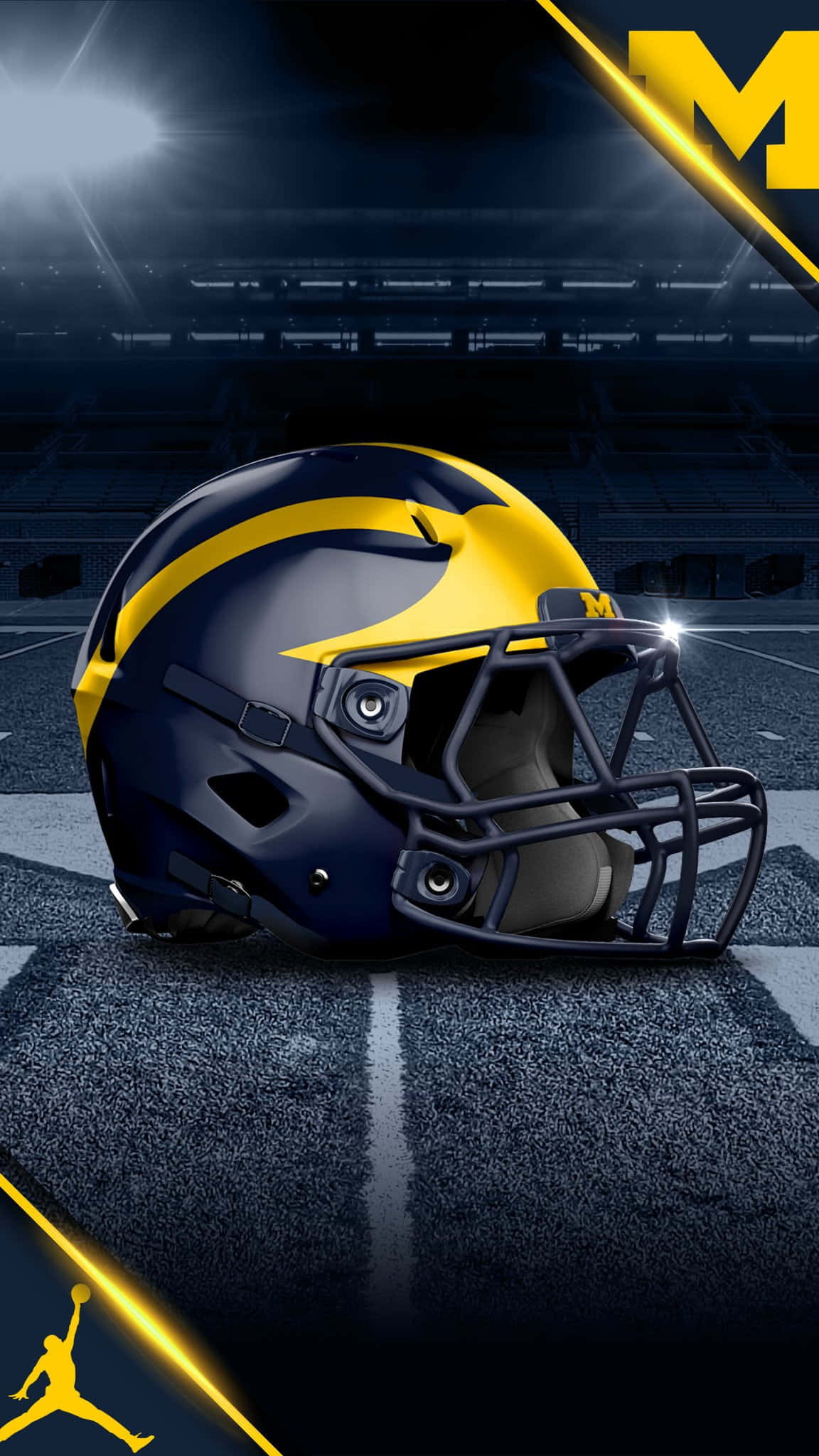 Michigan Wolverines 桌布 壁紙 — 一個海軍藍和黃色的密西根足球頭盔在球場上，在體育場燈光下，帶有Jordan標誌點綴。