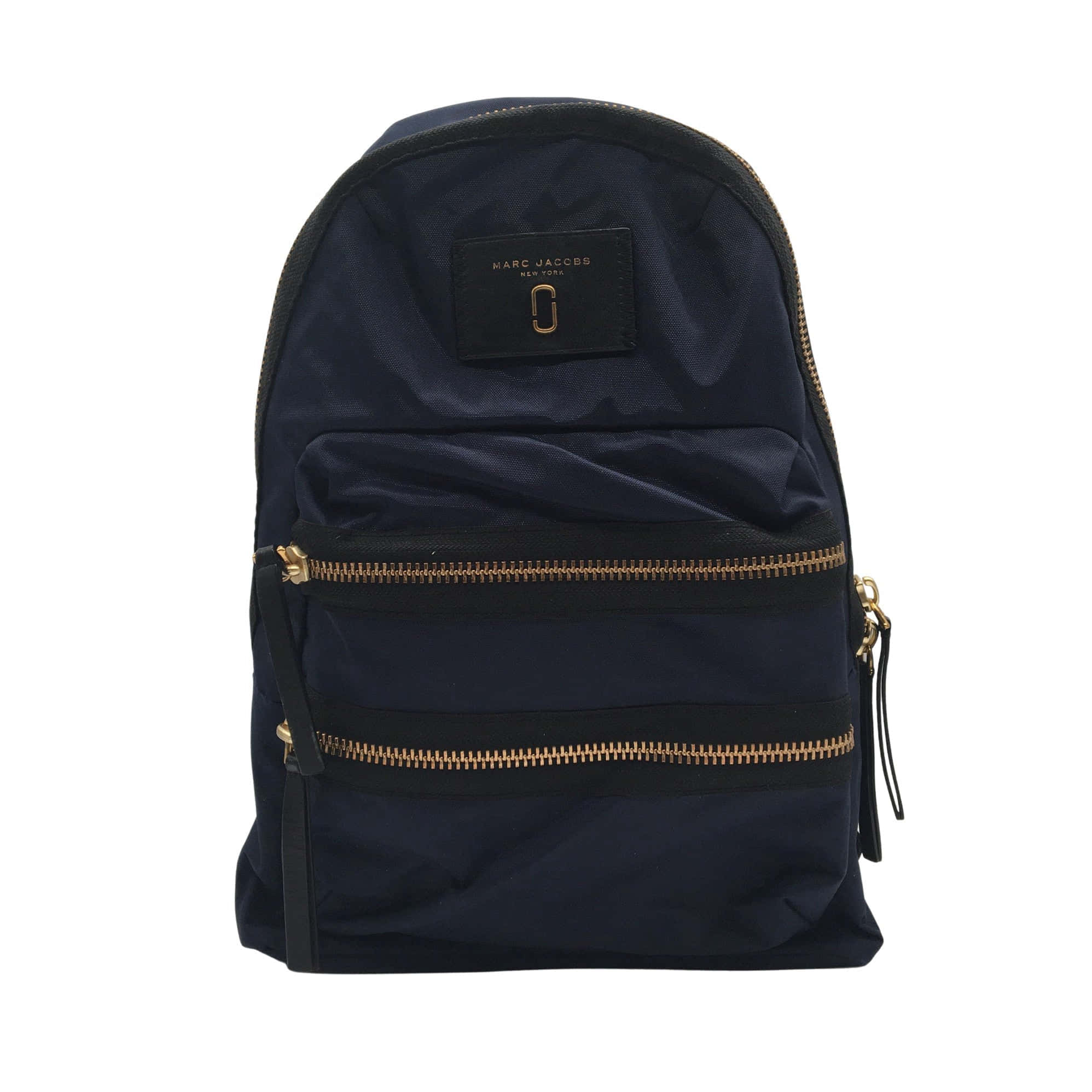 馬克·雅可布 桌布 壁紙 — 一個海軍藍色 Marc Jacobs 背包，配有金色拉鍊和正面貼片，背景為白色。