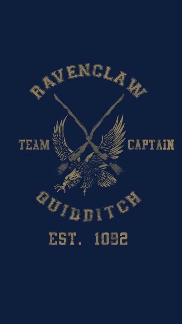 The Hogwarts Quidditch Team 桌布 壁紙 — 一個海軍藍色的雷文克勞魁地奇球隊隊長徽章，上面有詳細的老鷹、交叉的掃帚柄和復古字體。