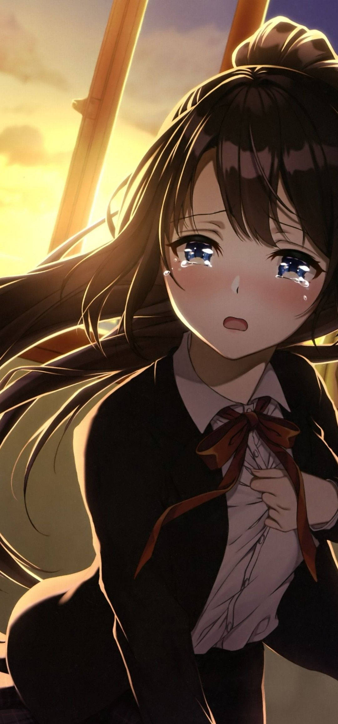 憂鬱動漫女孩 桌布 壁紙 — 一個淚流滿面的動漫女孩，棕色頭髮，穿著校服，向上凝視，金色夕陽的光芒在她身後流瀉。