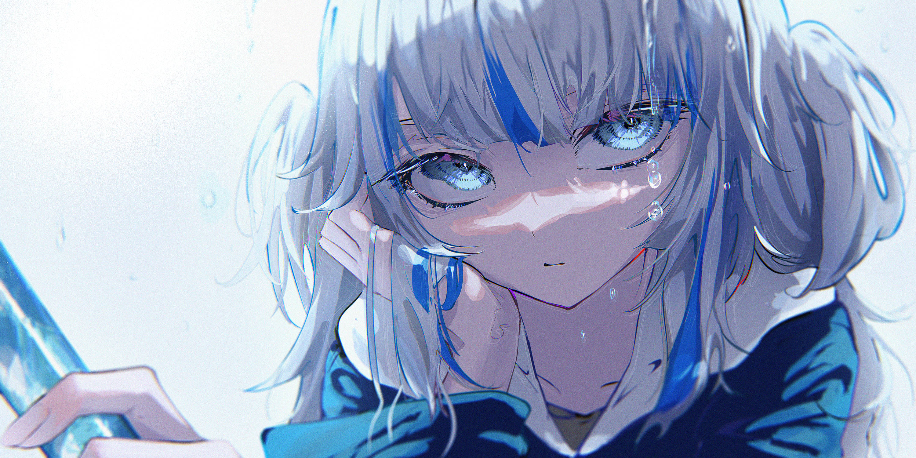 動漫女孩 桌布 壁紙 — 一個淚流滿面的動漫女孩，銀色頭髮和藍色眼睛，手持劍，水滴在她臉龐周圍傾瀉而下。