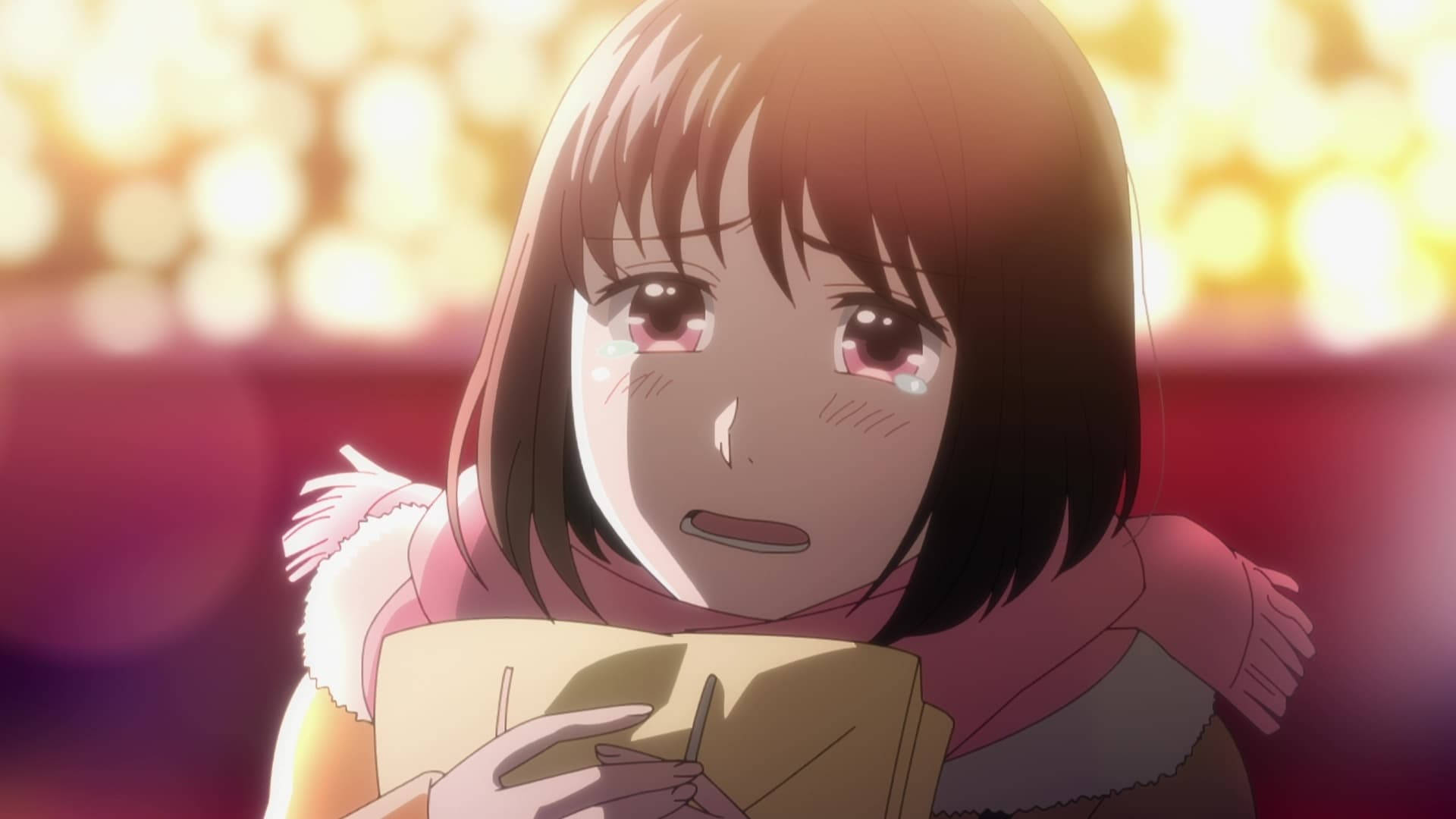 koikimo 桌布 壁紙 — 一個淚眼汪汪的動漫女孩，棕色頭髮和粉紅色圍巾，在溫暖的散景背景中緊握著一封信。