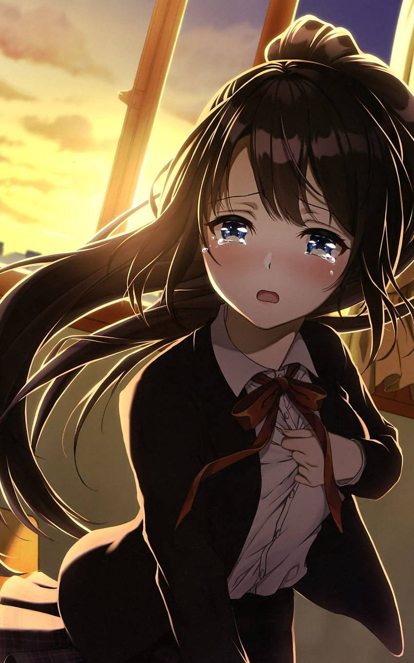 Sad Anime Phone 桌布 壁紙 — 一個淚眼汪汪的動漫女孩，長長的棕色頭髮和閃閃發光的眼睛，在溫暖的金色日落背景下向上凝視。