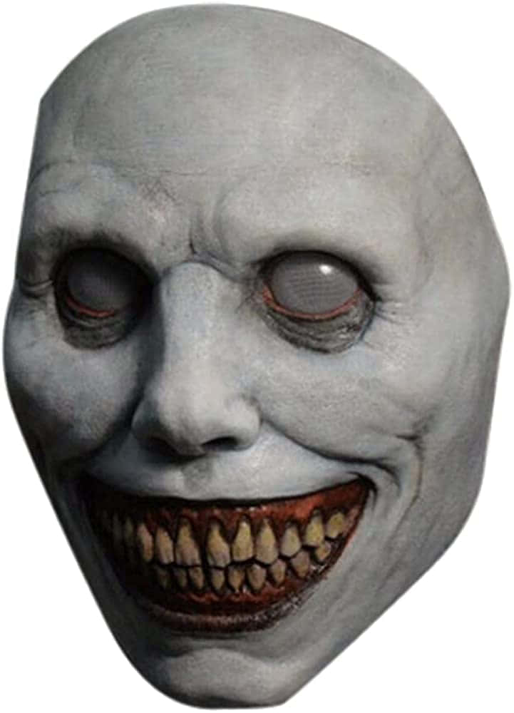 Creepy Halloween 桌布 壁紙 — 一個淡灰色恐怖面具，有著寬闊空洞的眼睛和猙獰的露齒笑容，背景為白色。