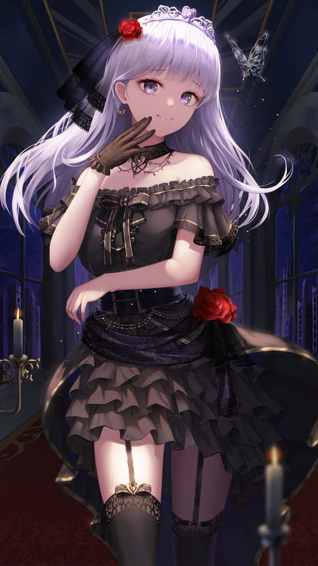 Gothic Phone 桌布 壁紙 — 一個淡紫色頭髮的動漫女孩，穿著哥德式黑色連衣裙，帶有紅玫瑰和蕾絲手套，站在一個燭光照明的大教堂式大廳裡。