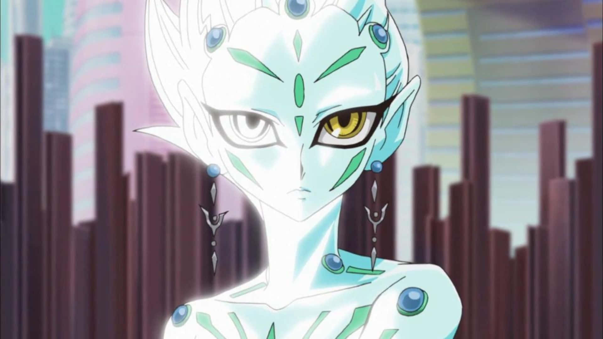 Yu-gi-oh Astral 桌布 壁紙 — 一個淡藍色動漫角色，帶有綠色斑紋和黃色眼睛，站在模糊的未來城市景觀前。