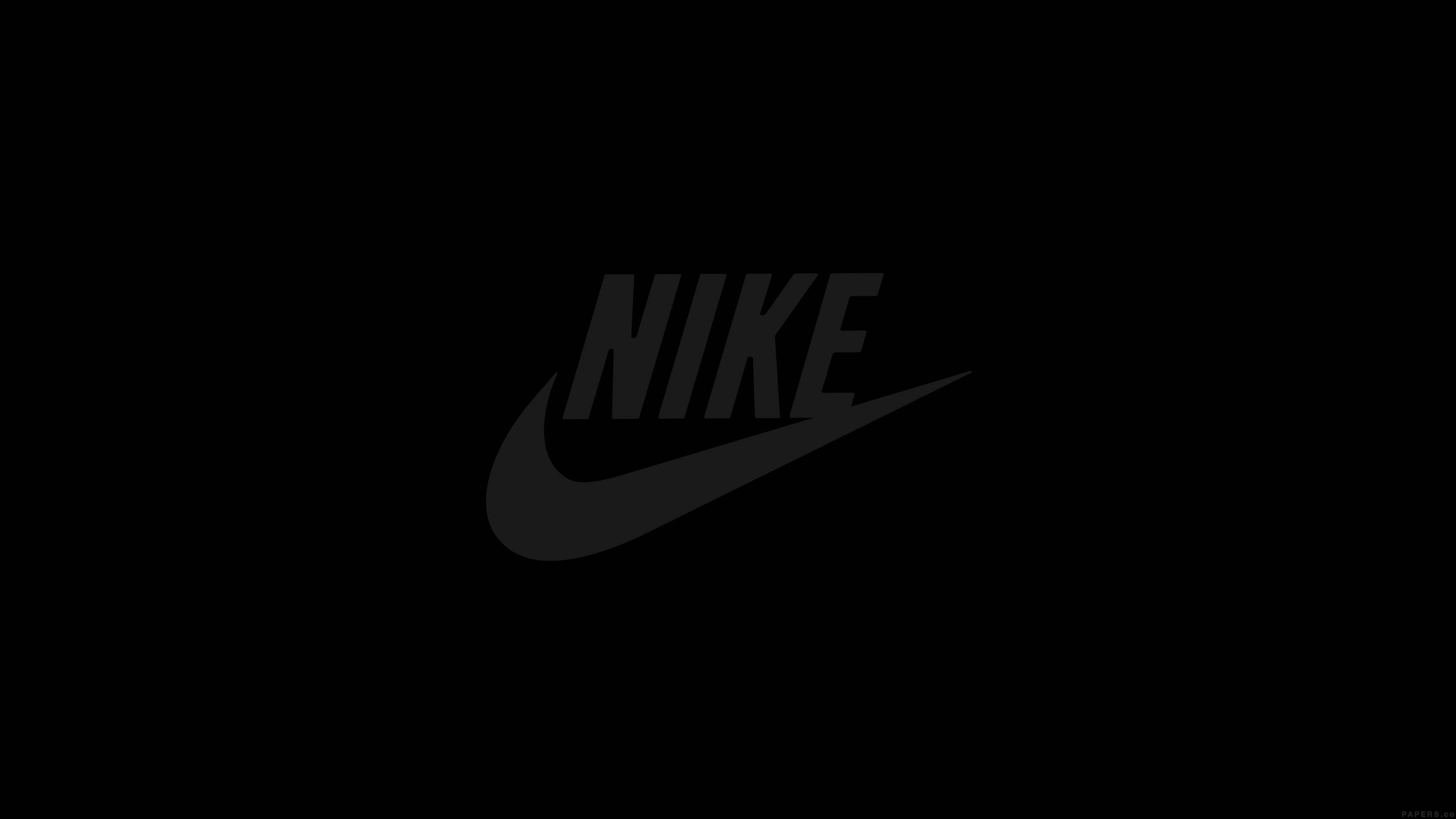 Swoosh 桌布 壁紙 — 一個深灰色的極簡Nike標誌，居中放在純黑色背景上。