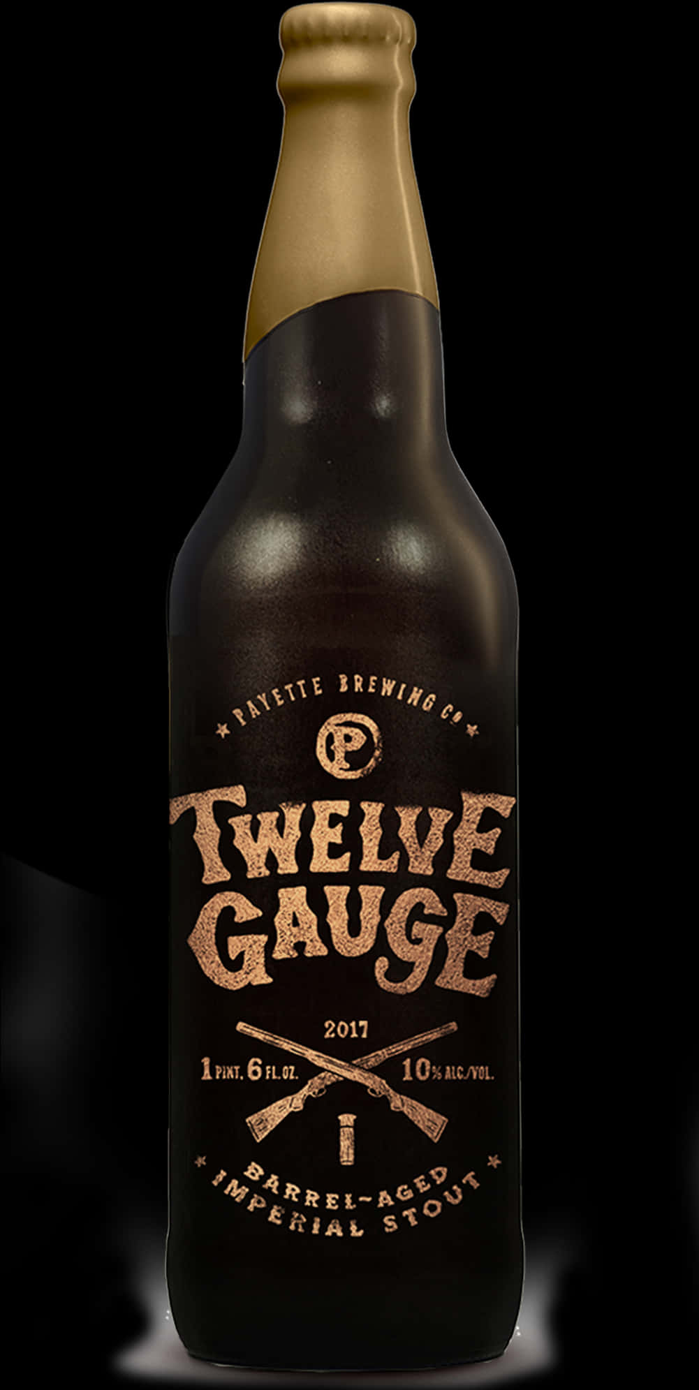 Beer Bottle 桌布 壁紙 — 一個深琥珀色啤酒瓶，帶有金色箔紙蓋和復古風格標籤，上面寫著 Twelve Gauge Imperial Stout，背景為黑色。