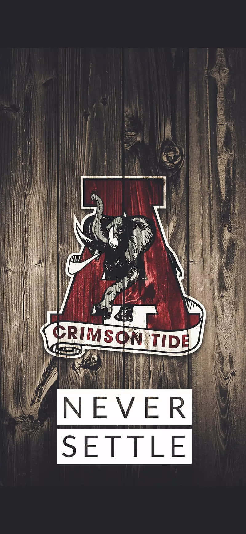 Alabama Football iPhone 桌布 壁紙 — 一個深紅潮汐標誌，上面有大象吉祥物，位於風化木板上，下方有「never settle」文字。
