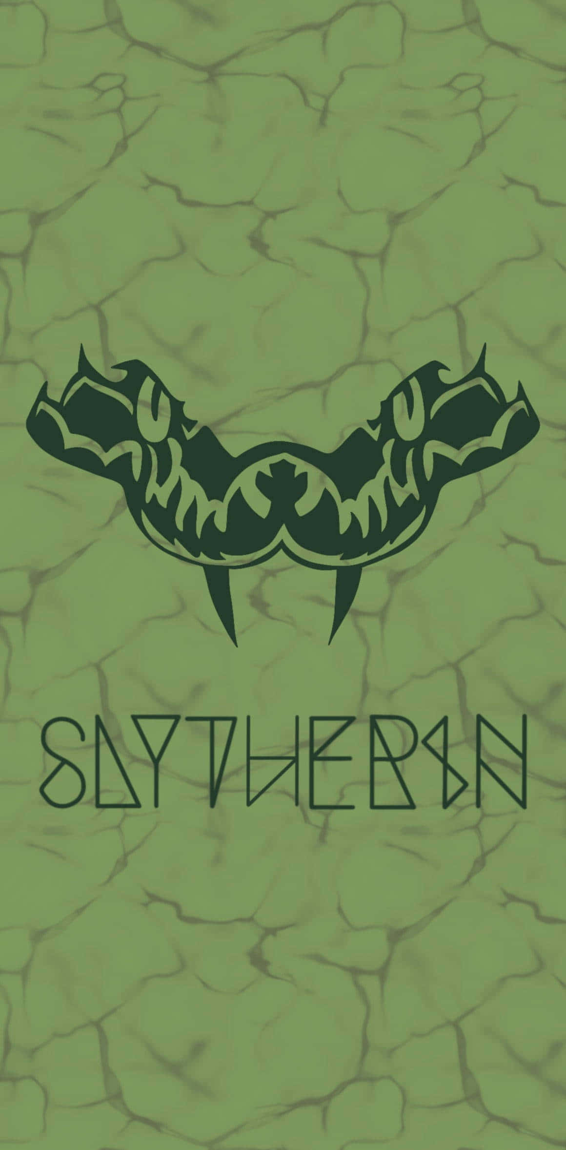 Cute Slytherin 桌布 壁紙 — 一個深綠色的史萊哲林徽章，有兩條蛇和尖牙，背景是裂開的地球紋理。