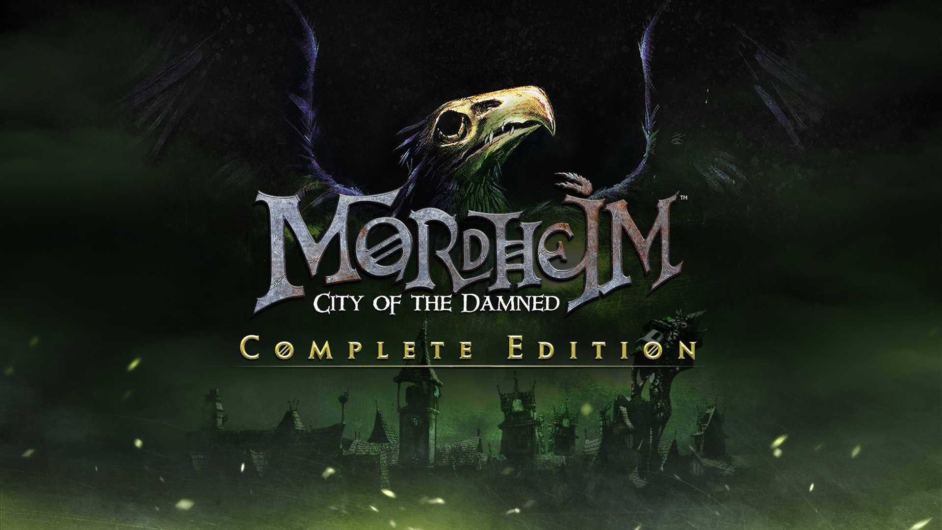 mordheim city of the damned 桌布 壁紙 — 一個深綠色迷霧城市景觀在巨大烏鴉下若隱若現，烏鴉有發光的眼睛和展開的翅膀。