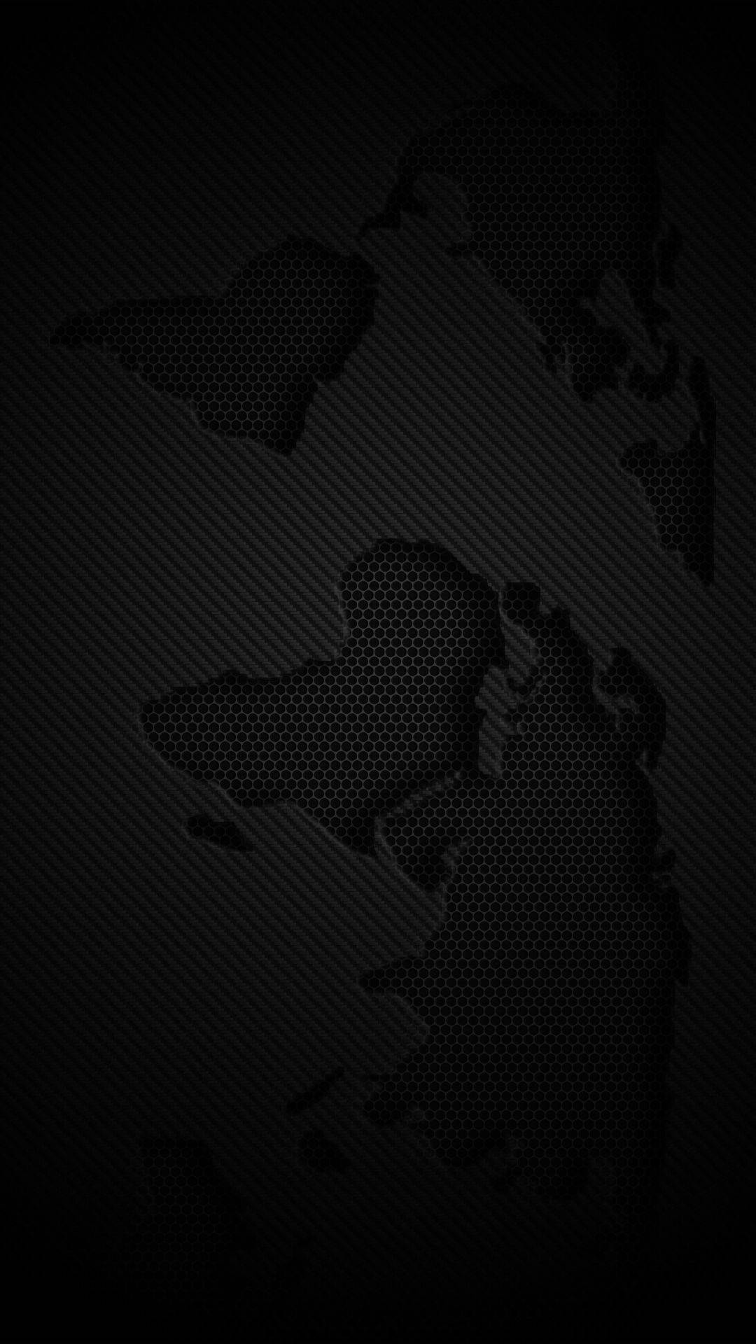 simple dark aesthetic 桌布 壁紙 — 一個深色世界地圖剪影，帶有六邊形紋理，覆蓋在黑色背景上的對角碳纖維線條。