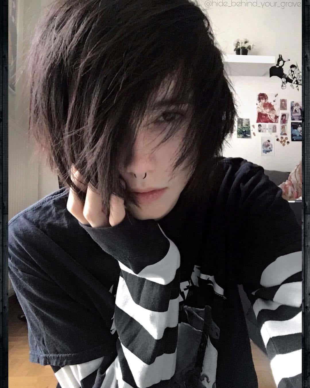 emo 美學 桌布 壁紙 — 一個深色亂髮、戴鼻環的人，穿著黑白條紋襯衫，用手托著下巴，溫柔地凝視著。