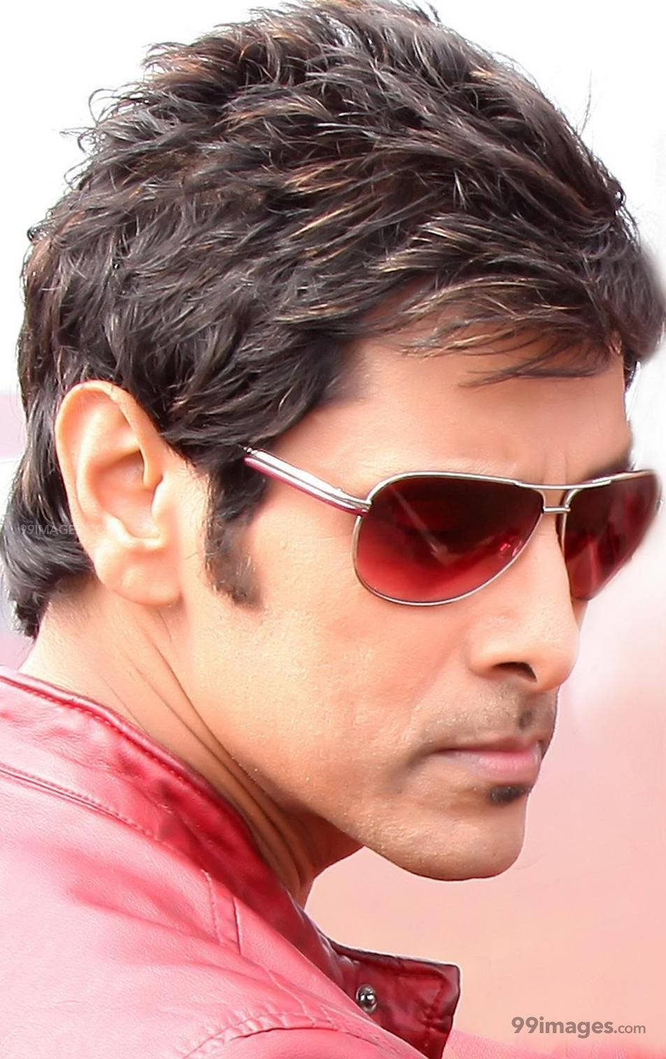 Sunglasses 桌布 壁紙 — 一個深色亂髮的男人戴著紅色鏡片的飛行員太陽眼鏡和紅色皮夾克，在特寫側面照中。