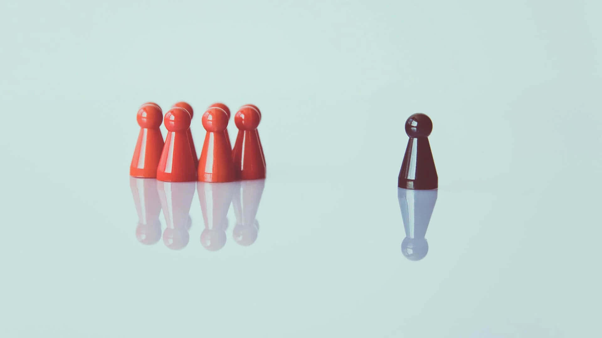 Leadership 桌布 壁紙 — 一個深色兵卒獨立於一組紅色兵卒之外，站在反光的薄荷綠色表面上。