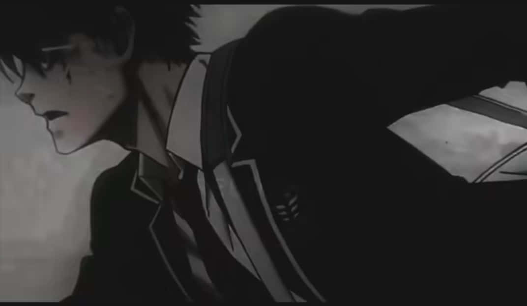 Anime wallpaper 壁紙 — 一個深色動畫男性角色穿著校服，在柔和的灰色背景前向前傾，表情嚴肅。