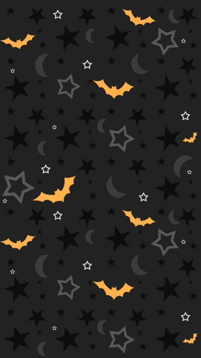 Orange Halloween 桌布 壁紙 — 一個深色壁紙圖案，上面有橙色蝙蝠、灰色新月和星星散落在黑色背景上。