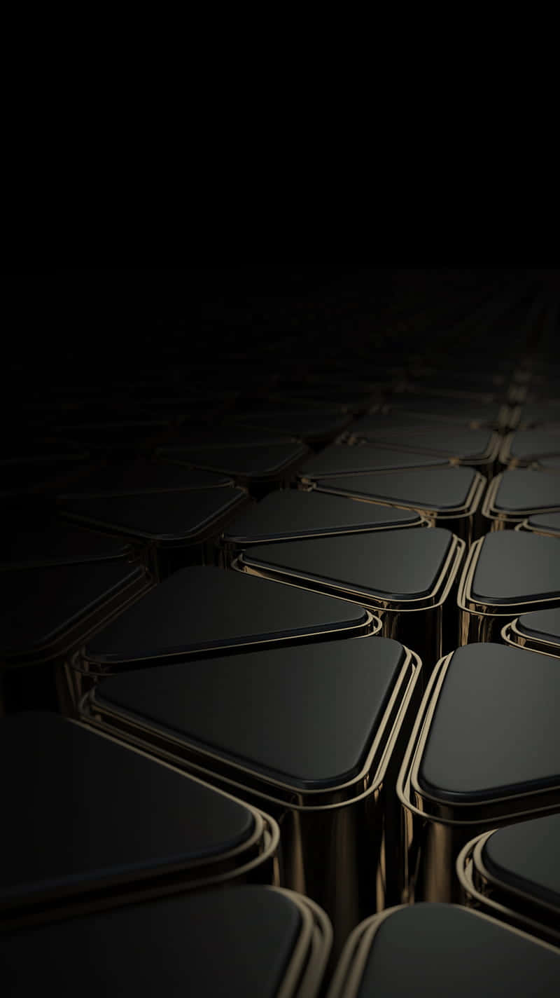 Elegant Black And Gold 桌布 壁紙 — 一個深色幾何圖案，由帶金色邊框的光澤黑色六角形瓷磚組成，逐漸消失在陰影中。