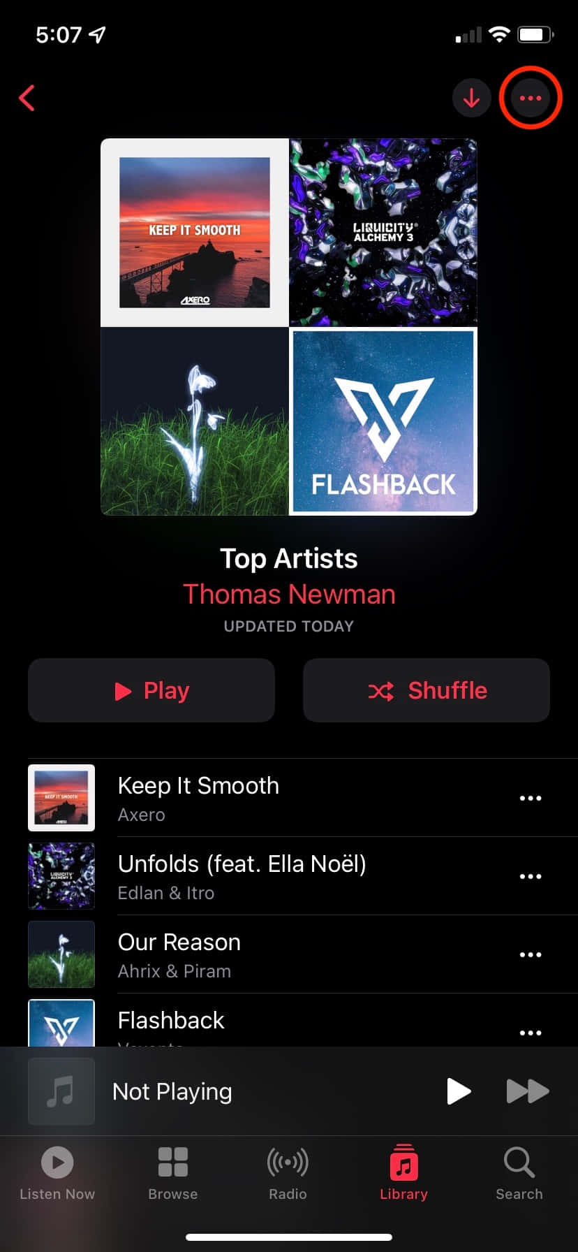 Playlist 桌布 壁紙 — 一個深色手機音樂應用程式畫面，顯示頂級藝人，專輯封面包含日落碼頭、發光花朵和抽象宇宙設計。