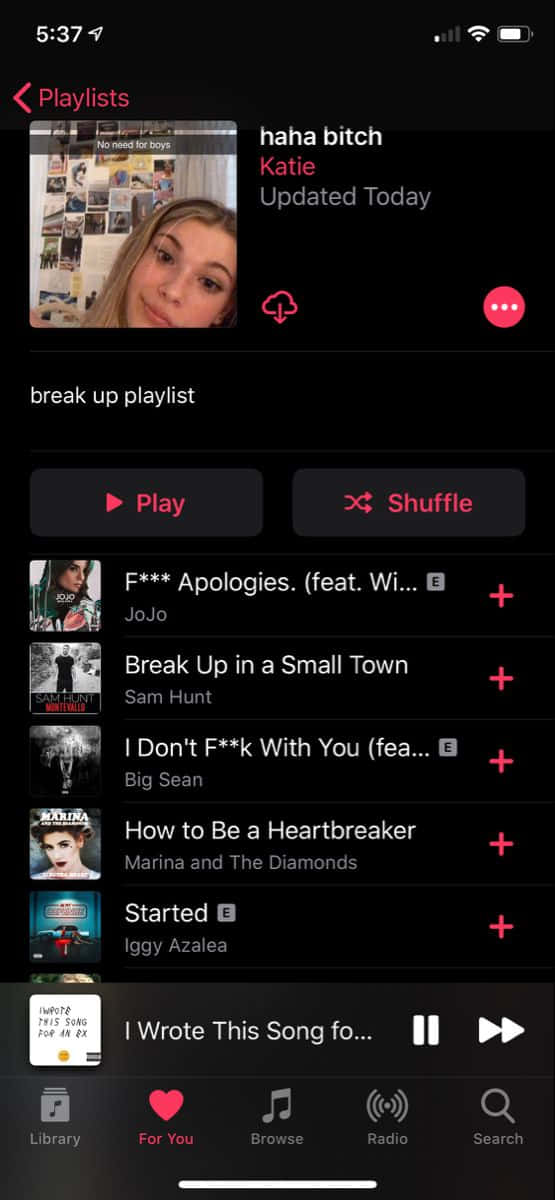 Playlist 桌布 壁紙 — 一個深色模式的 Spotify 播放清單畫面，顯示分手歌曲，並有微笑女性的精選播放清單封面。
