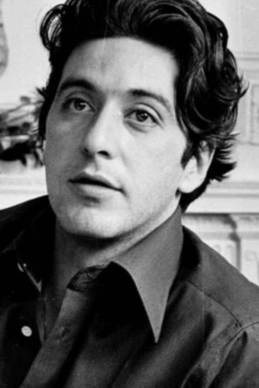 Al Pacino 桌布 壁紙 — 一個深色波浪髮男士抬頭向上望、表情深思的黑白肖像。