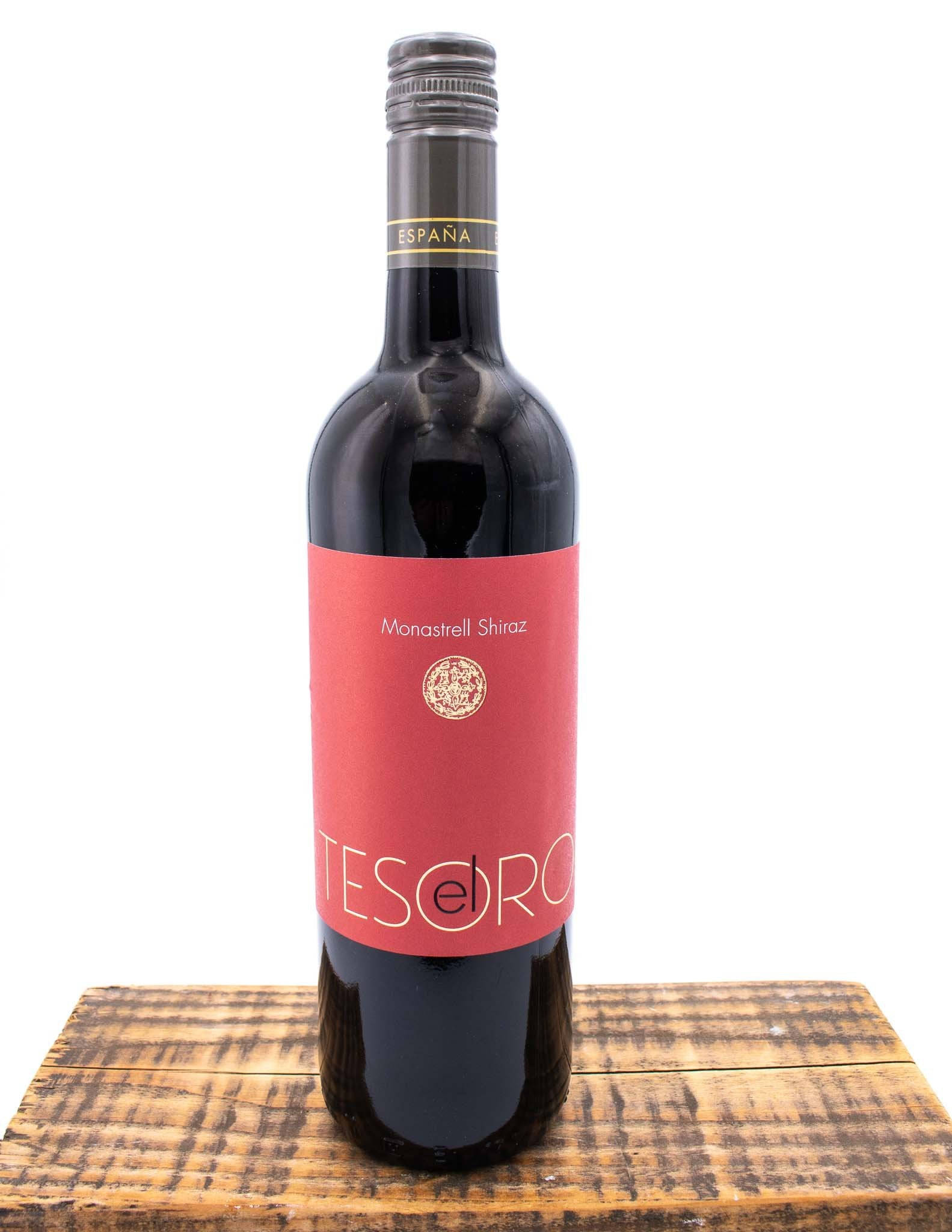alcohol 桌布 壁紙 — 一個深色玻璃瓶的Tesoro Monastrell Shiraz紅酒，帶有紅色標籤，放在質樸的木質表面上，背景為白色。
