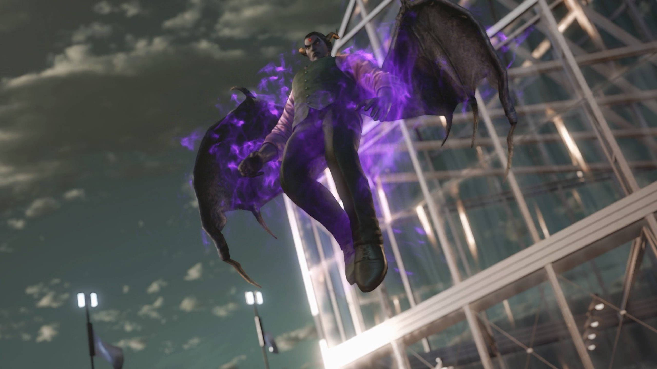 kazuya mishima 桌布 壁紙 — 一個深色翅膀的人形身影在夜間散發著紫色能量，懸浮在現代玻璃建築上方。