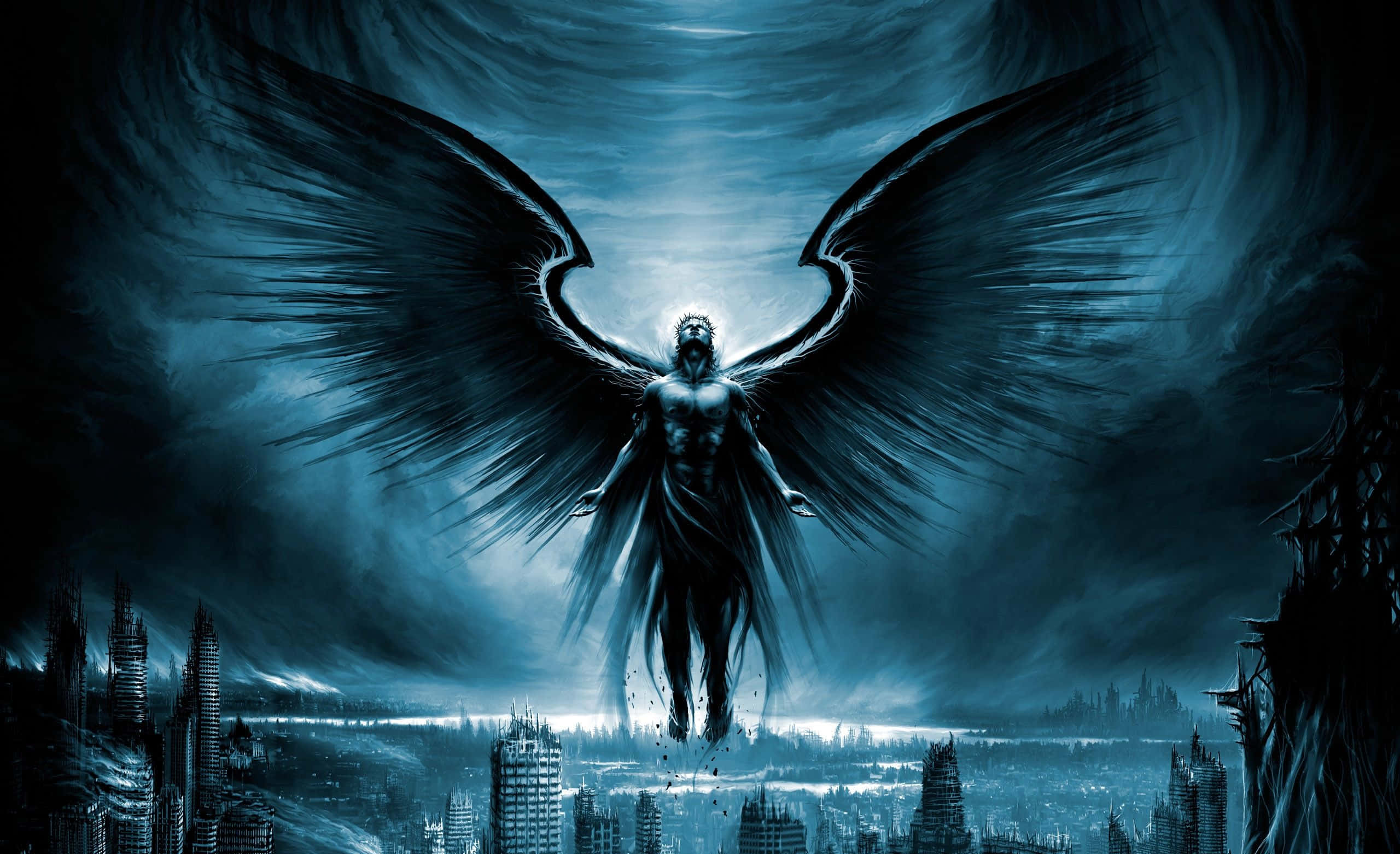 Angel Wings 桌布 壁紙 — 一個深色翅膀的天使般的身影站在廢墟城市之上，背景是暴風雨的藍天。