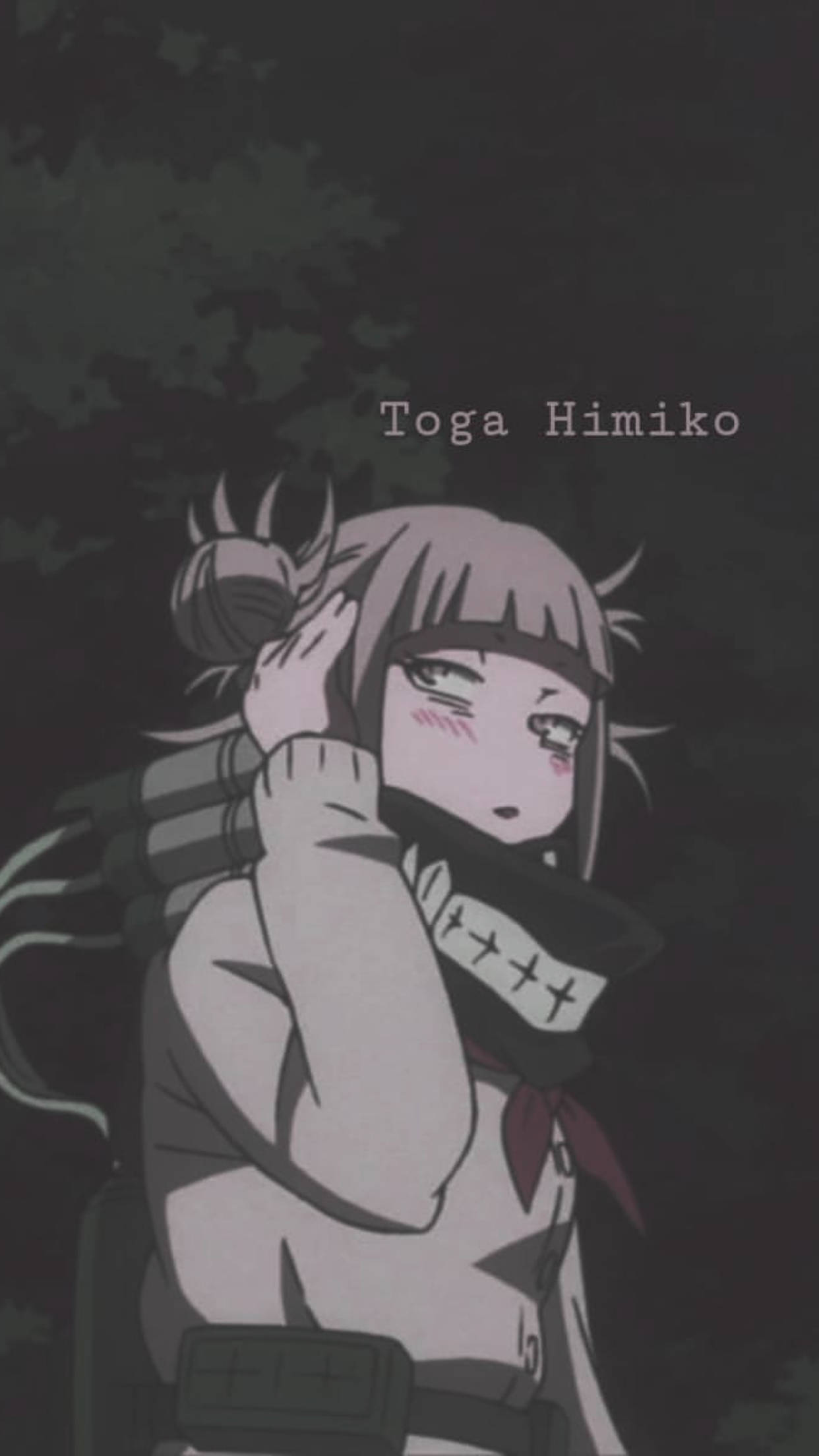Toga 桌布 壁紙 — 一個深色調的動漫角色，粉紅色頭髮和縫合面具，站在陰暗的樹葉中，眼睛半閉，處於安靜的時刻。