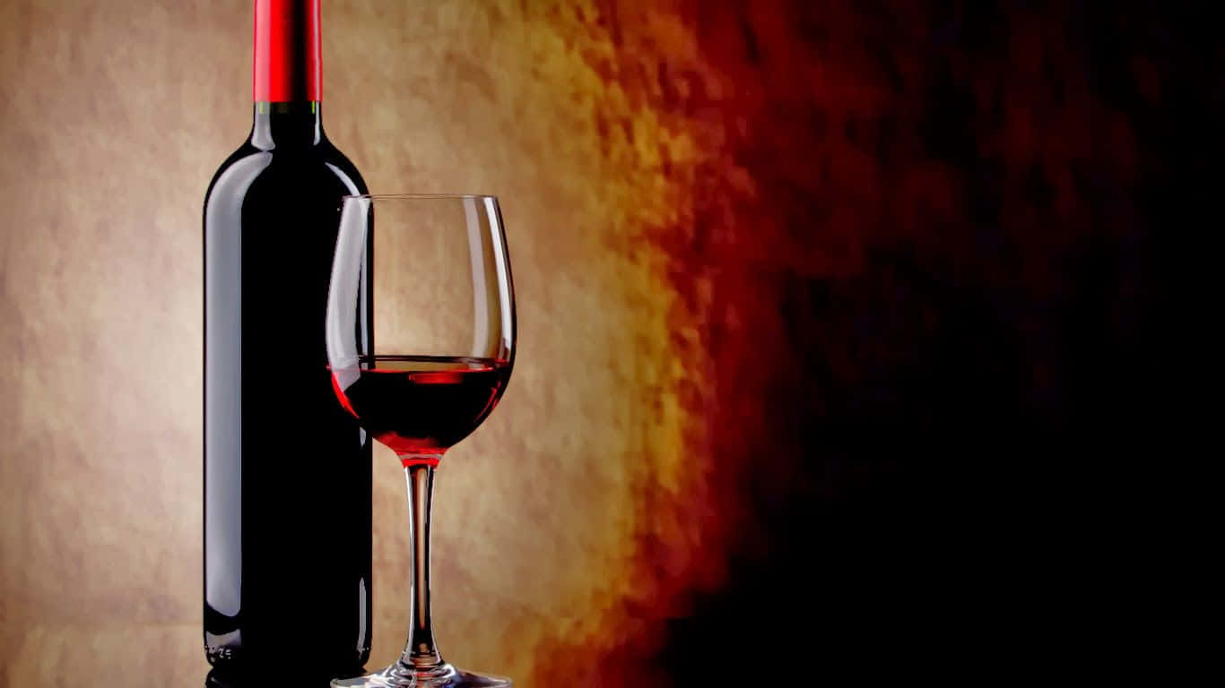 Red Wine Glass 桌布 壁紙 — 一個深色酒瓶帶紅色箔帽，旁邊放著一杯紅酒，背景是溫暖的紋理漸變。