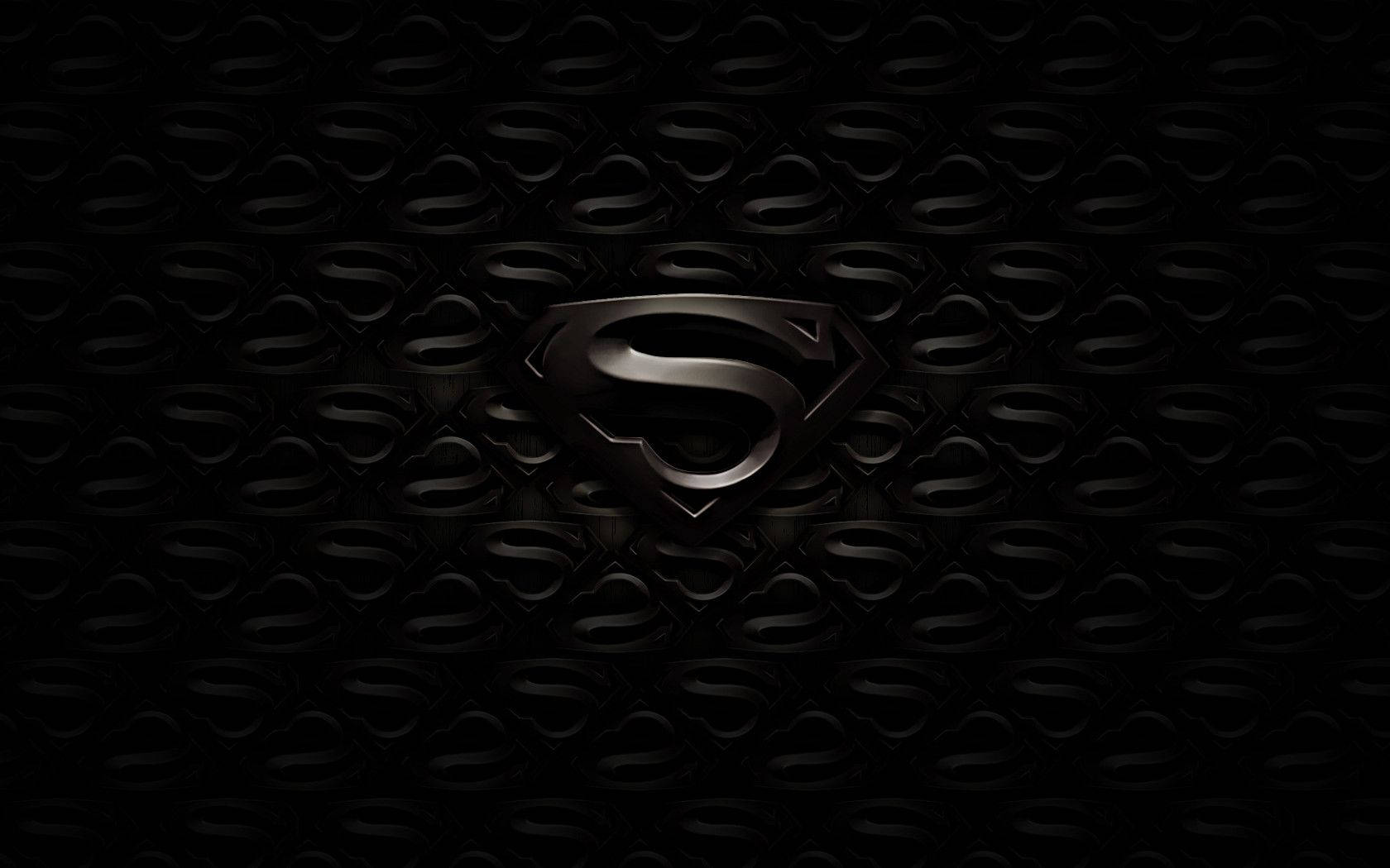 superman symbol iPhone 桌布 壁紙 — 一個深色金屬質感的超人標誌，居中於重複浮雕S盾牌圖案上，背景為黑色。