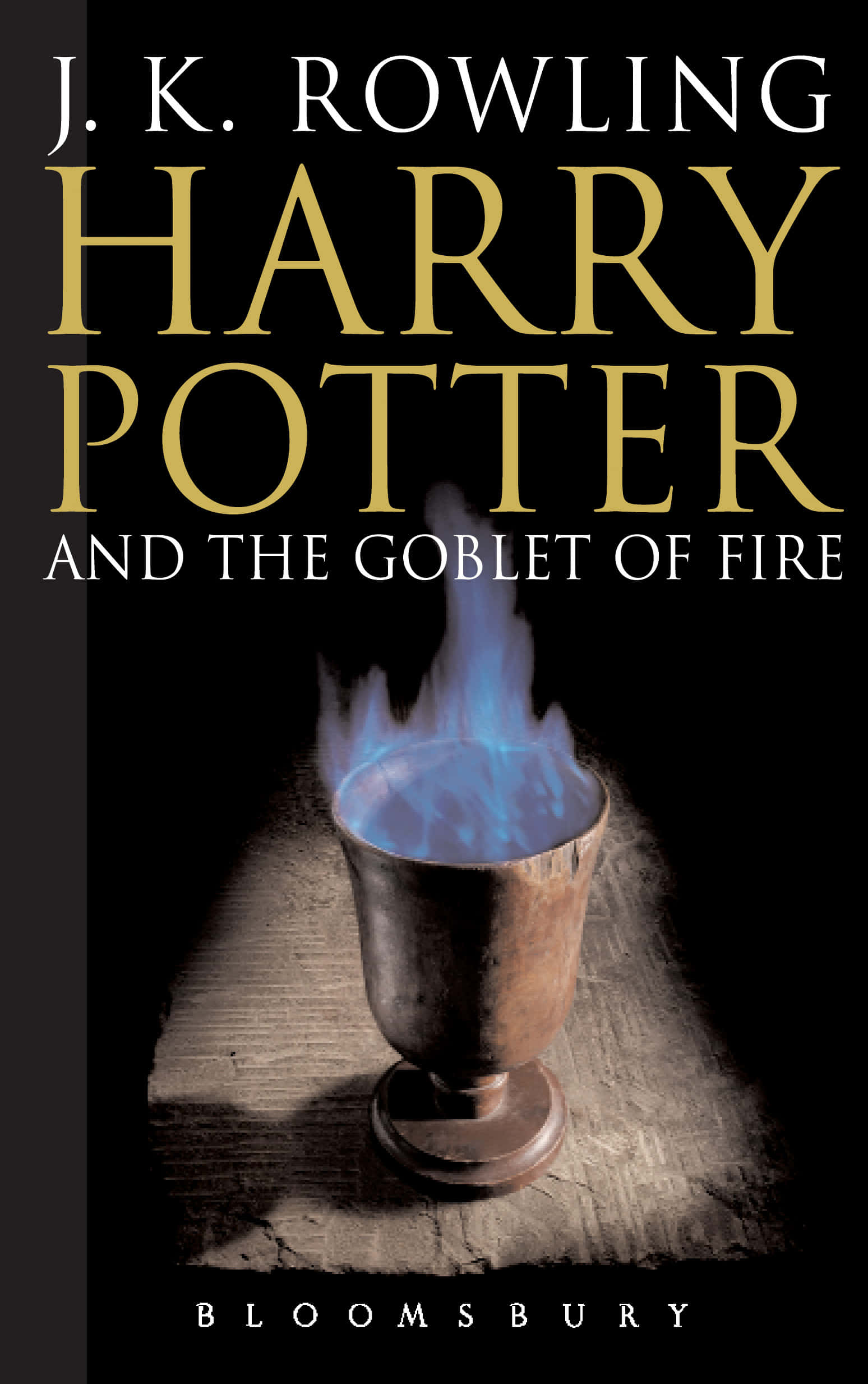 The Goblet Of Fire 桌布 壁紙 — 一個深色金屬高腳杯在戲劇性燈光下，於經風化的木質表面上散發出詭異的藍色火焰。