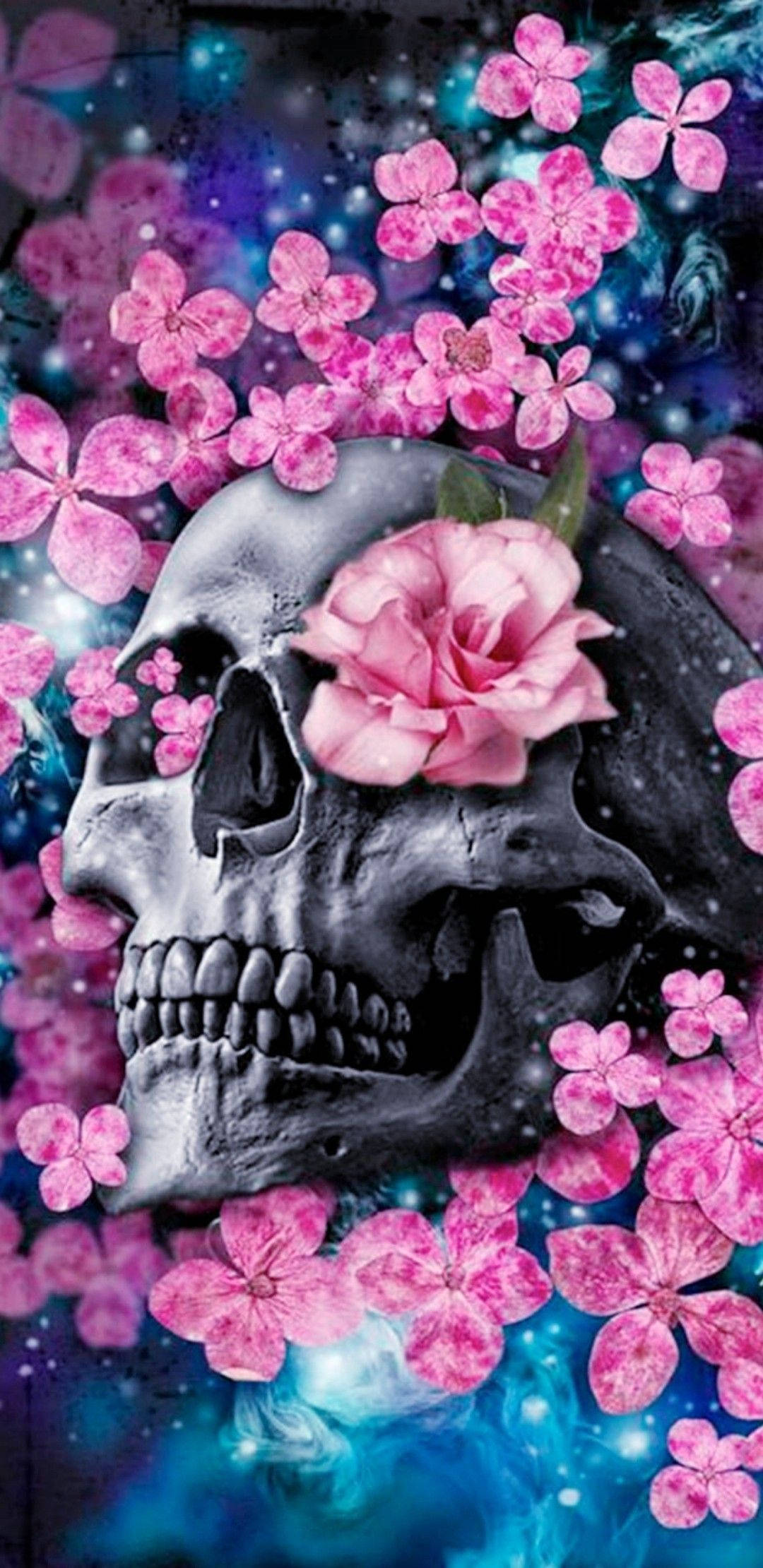 Cute Skeleton 桌布 壁紙 — 一個深色頭骨，飾有粉紅玫瑰，並被發光的粉紅花朵包圍，背景是宇宙藍色。