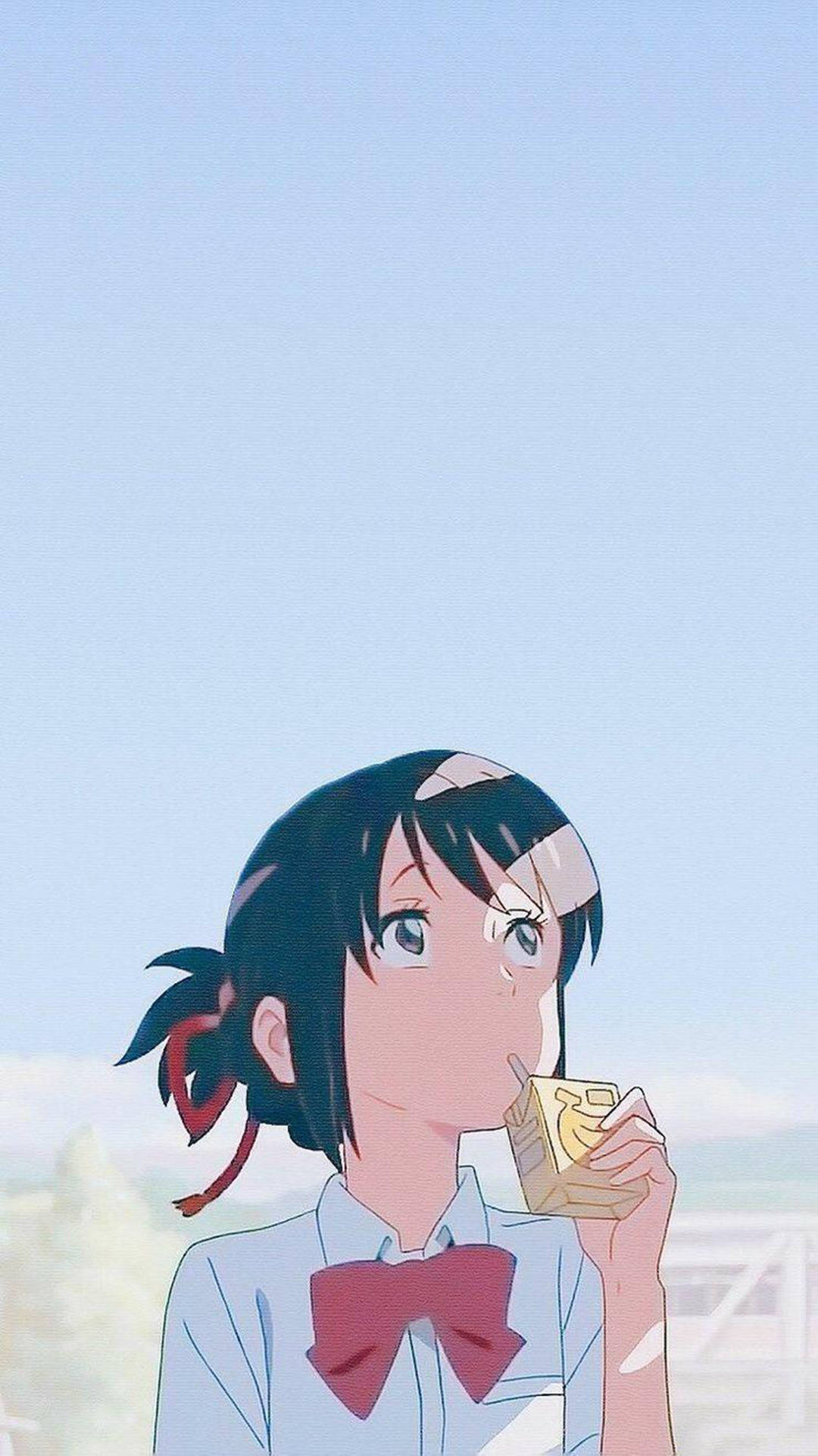 kimi no na wa phone 桌布 壁紙 — 一個深色頭髮、戴紅色蝴蝶結的年輕動漫女孩，在柔和的藍天下喝著果汁盒。