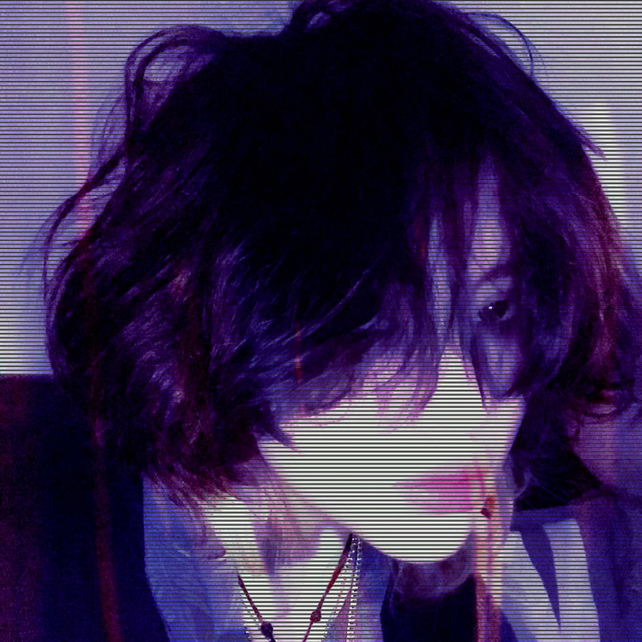 emo 頭像 桌布 壁紙 — 一個深色頭髮、戴著項鍊的人，在紫色燈光下被水平掃描線部分遮擋。