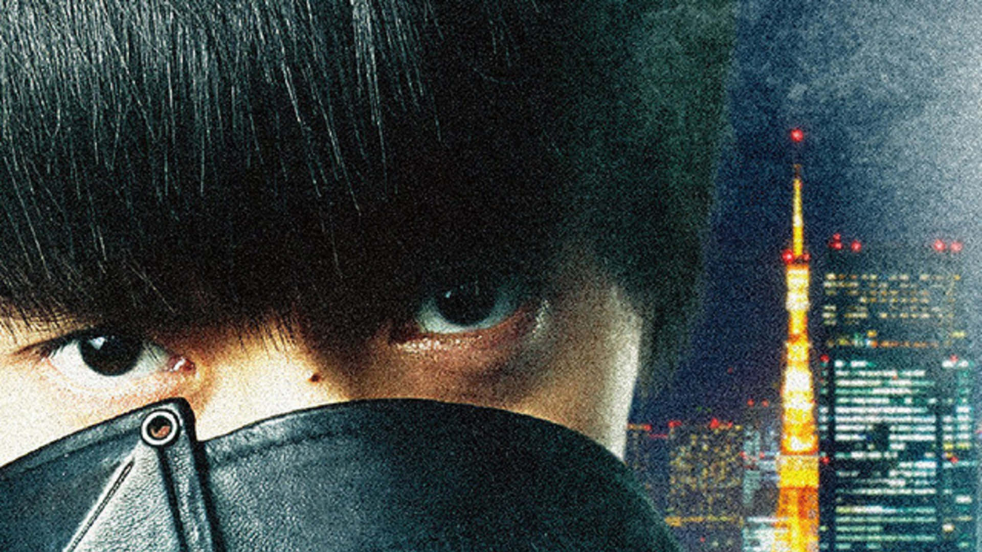Tokyo Ghoul Movie 桌布 壁紙 — 一個深色頭髮、眼神銳利的人，在夜晚發光的東京天際線背景下，從黑色面具後方窺視。
