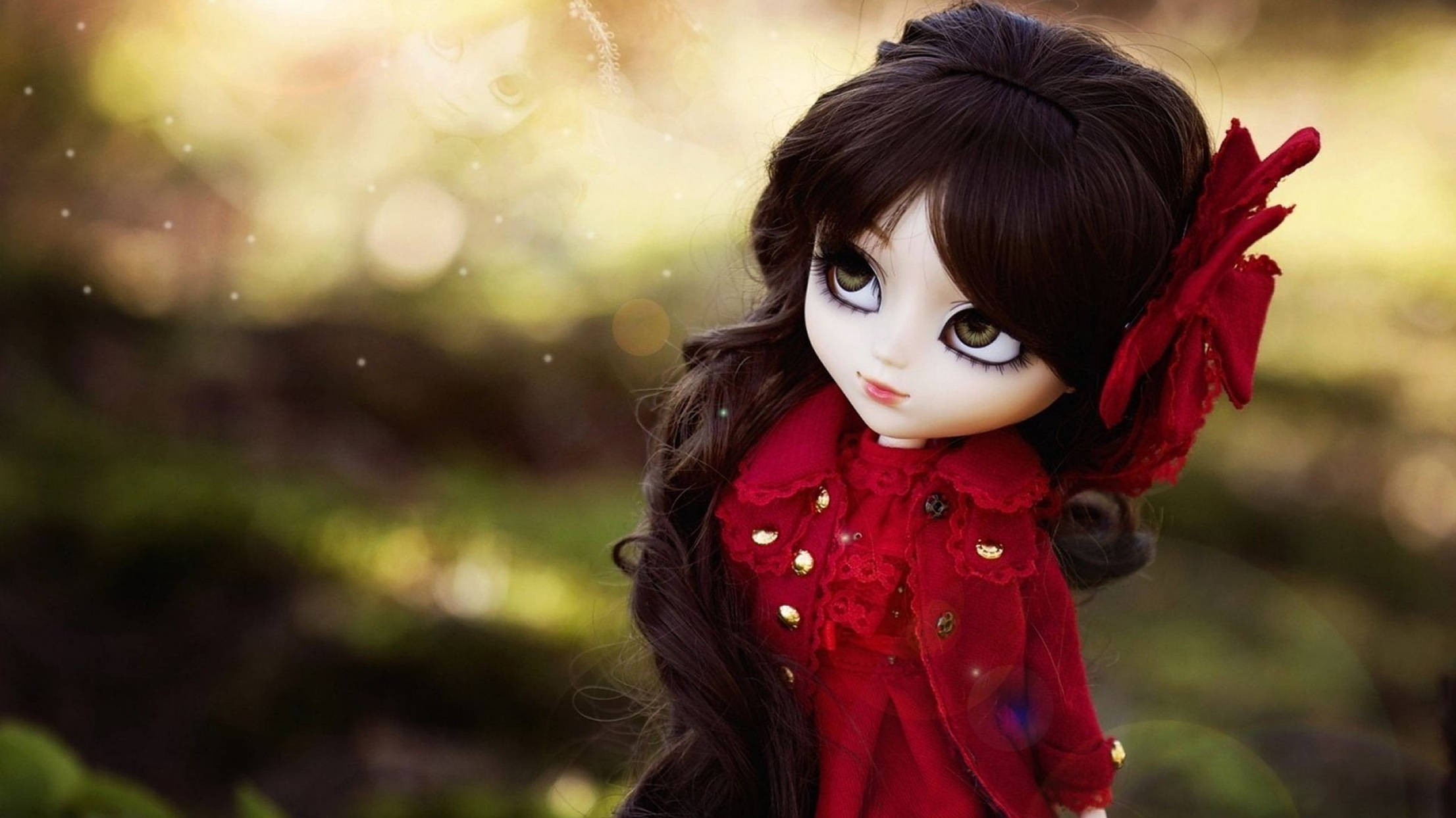 Doll 桌布 壁紙 — 一個深色頭髮和大眼睛的洋娃娃，穿著帶金色鈕扣的紅色蕾絲服裝，背景是陽光明媚的森林。