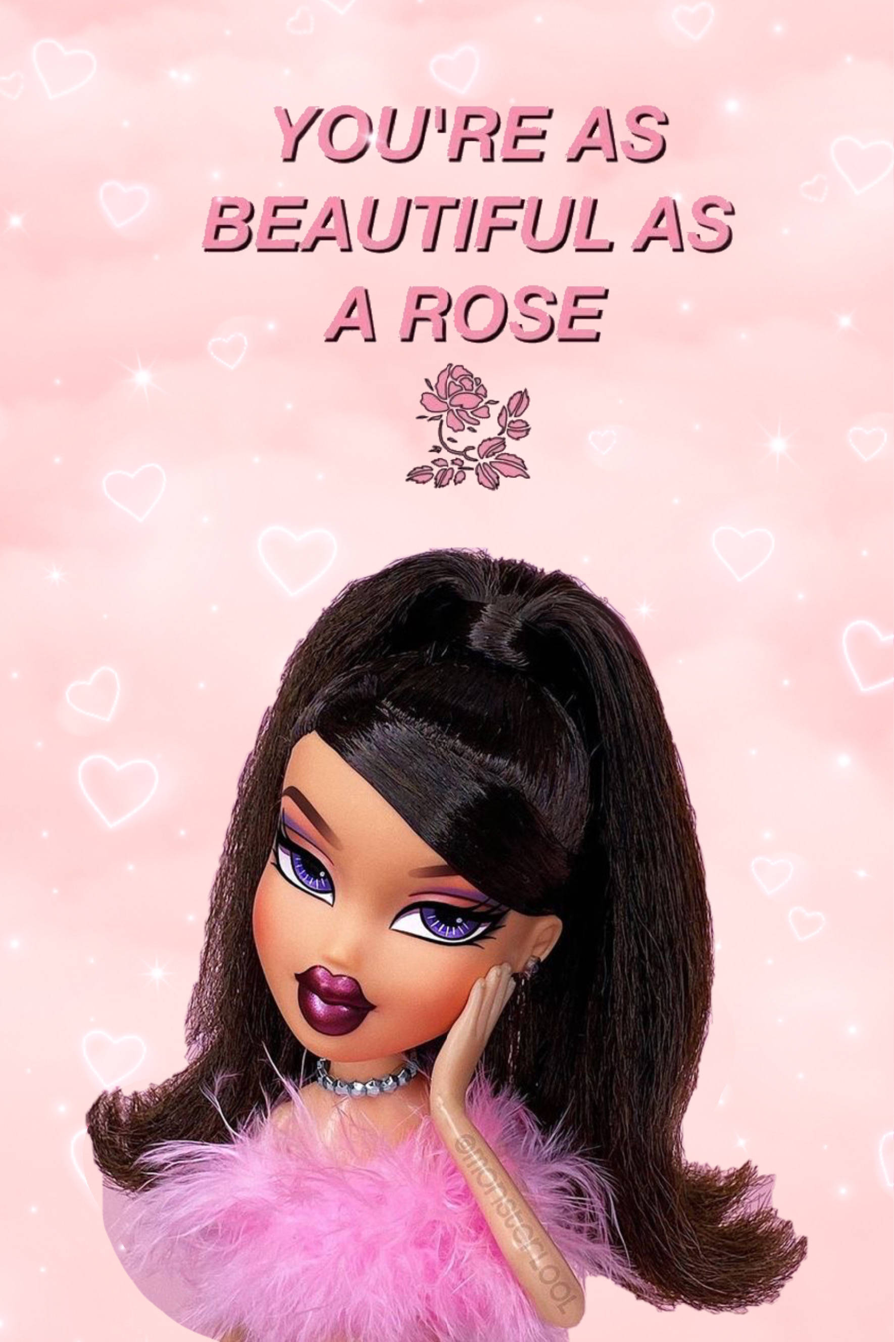 bratz 美學 桌布 壁紙 — 一個深色頭髮和紫色嘴唇的洋娃娃，在粉紅色背景上用手托著臉頰，背景有心形和文字。