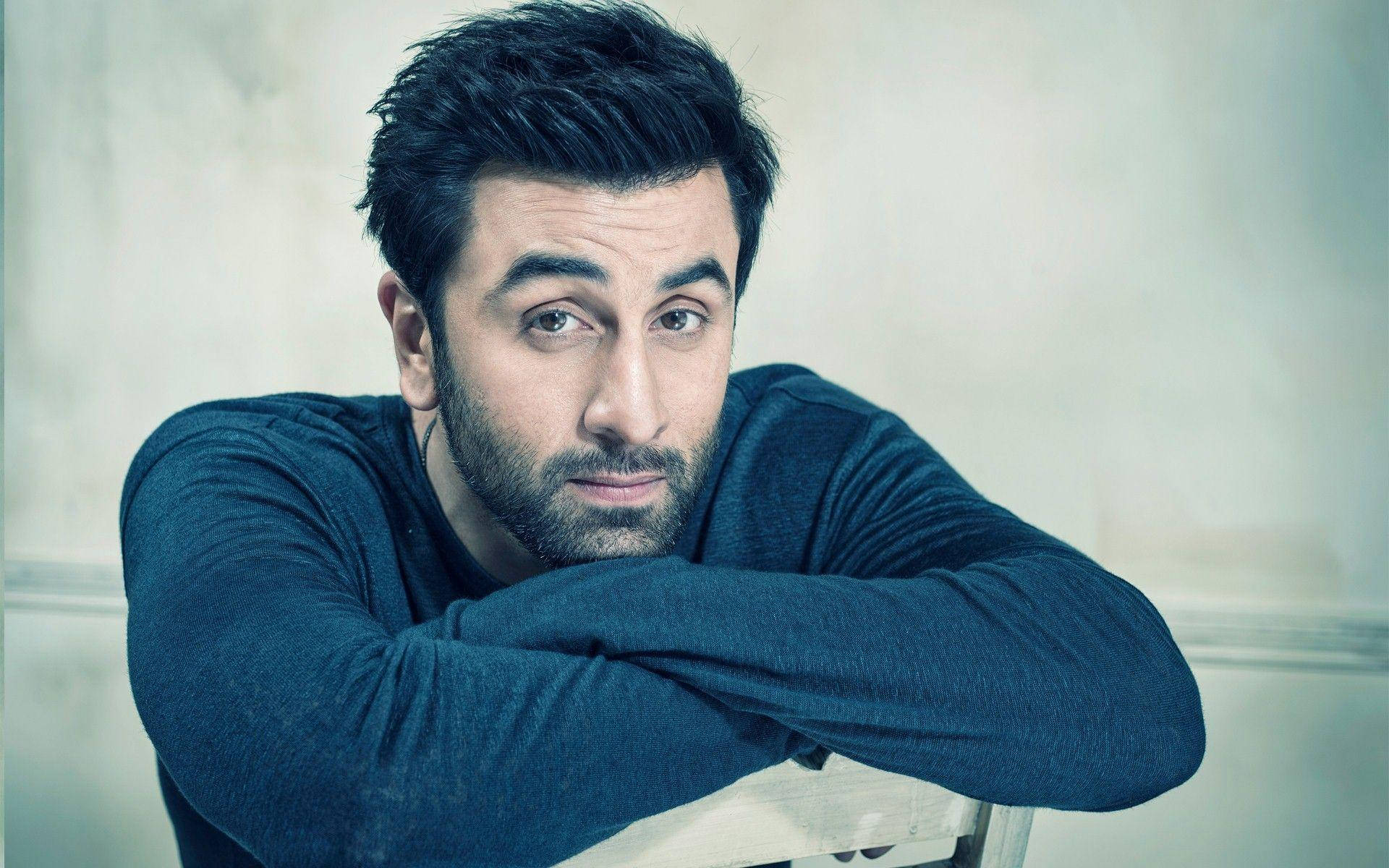 Ranbir Kapoor 桌布 壁紙 — 一個深色頭髮和鬍鬚的男人靠在他的手臂上，直視鏡頭，表情嚴肅。