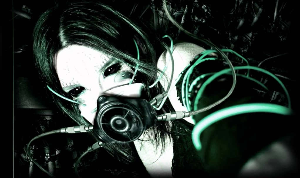 Dark Emo 桌布 壁紙 — 一個深色頭髮的人在昏暗的工業環境中戴著一個有發光綠色管的防毒面具。