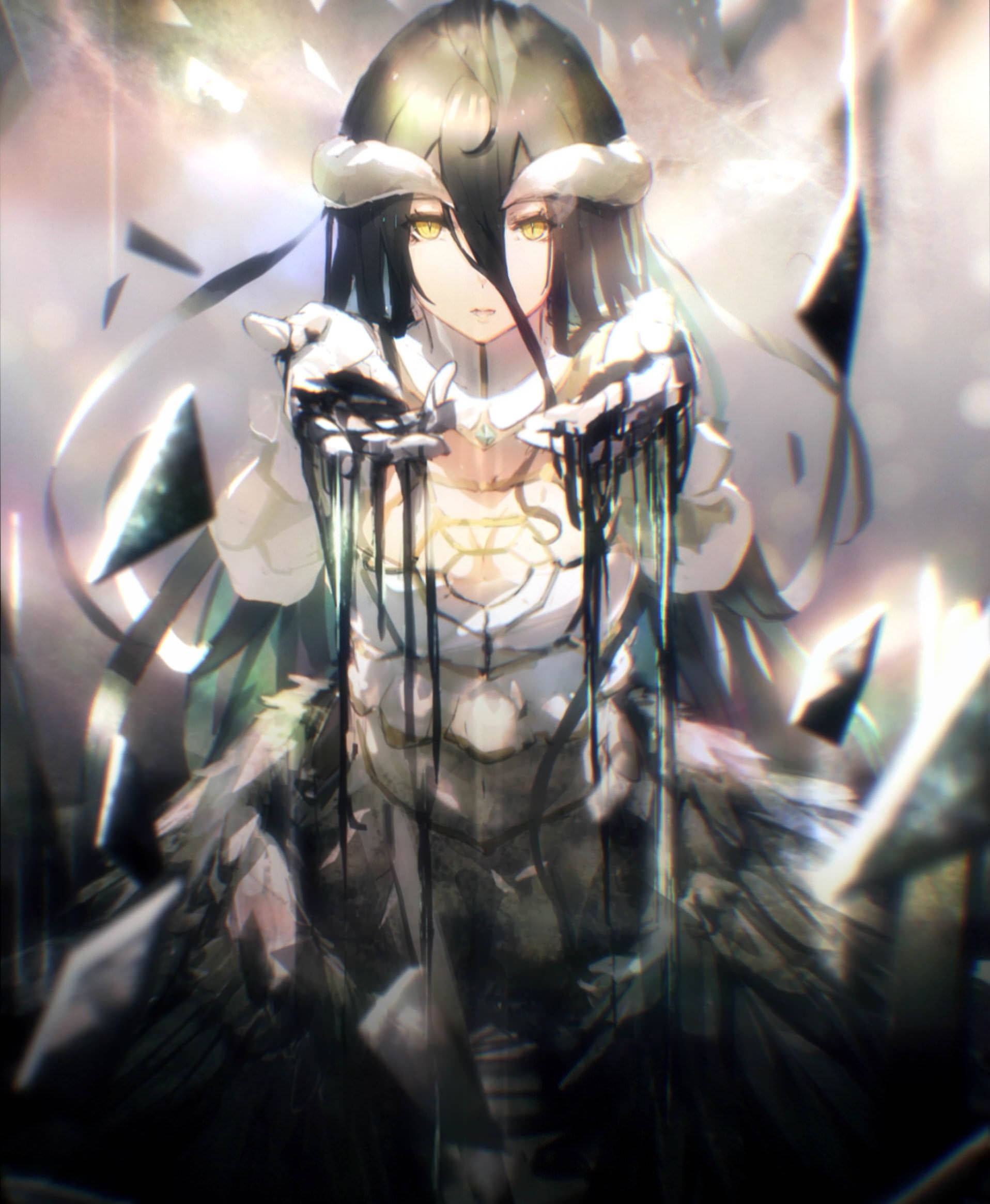 Overlord 桌布 壁紙 — 一個深色頭髮的動漫女孩，擁有發光的黃色眼睛，穿著白色和黑色的服裝，破碎的玻璃碎片在她周圍飛舞，形成一個戲劇性的場景。