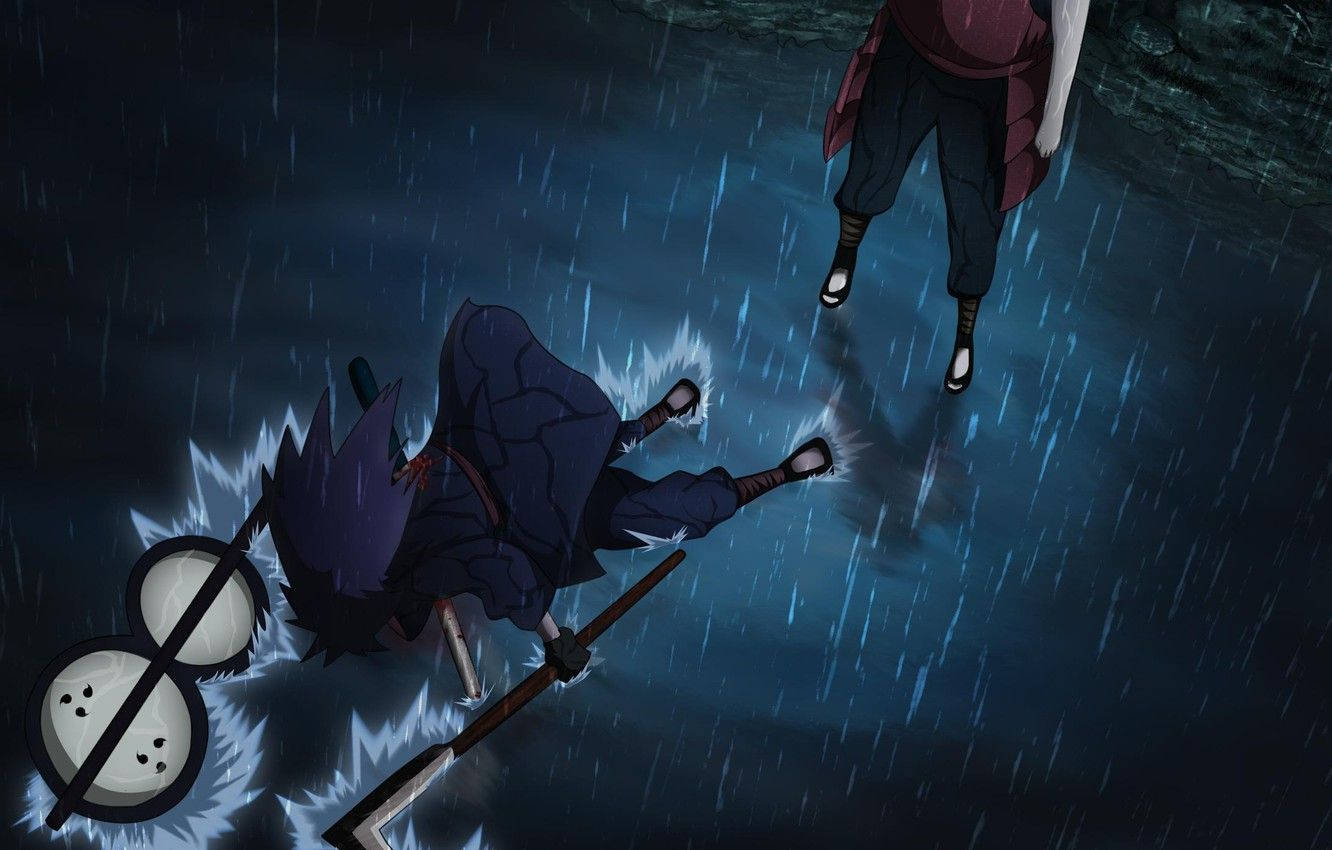 宇智波斑 桌布 壁紙 — 一個深色頭髮的動漫戰士在雨中被打敗，另一個人影籠罩著他，場景陰鬱，藍色燈光。