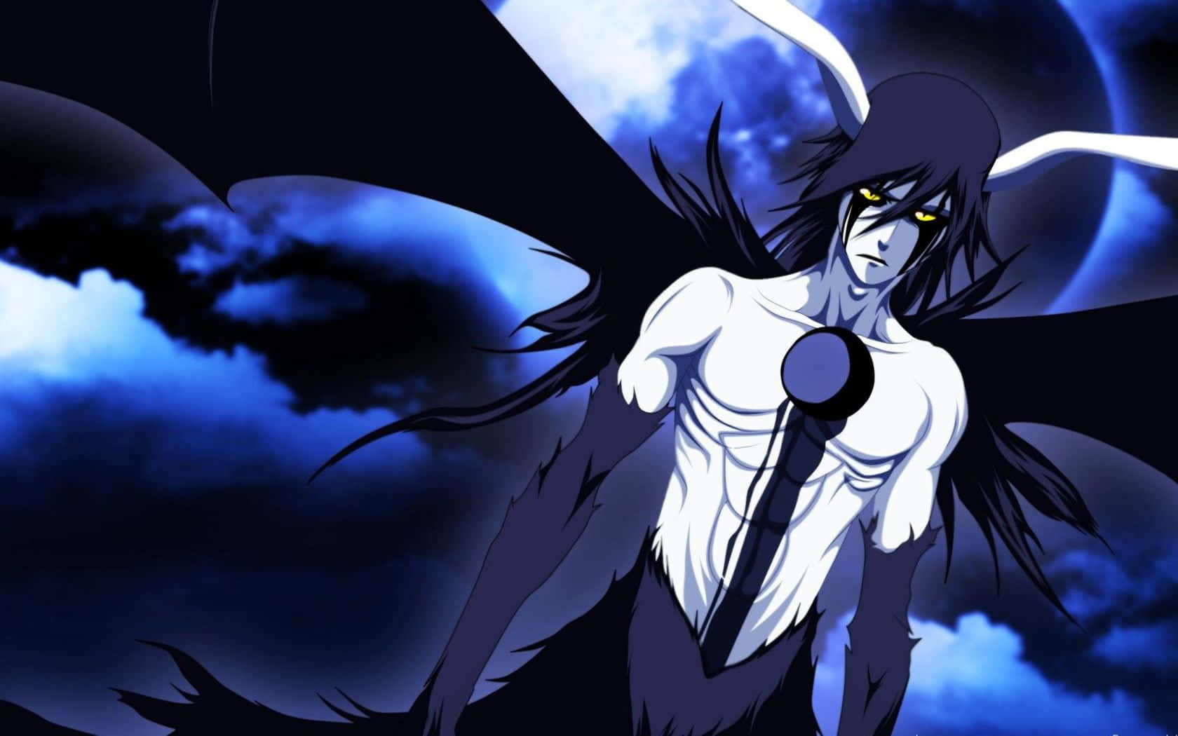 Ulquiorra Cifer 桌布 壁紙 — 一個深色頭髮的動漫角色，擁有發光的黃色眼睛和黑色翅膀，站在暴風雨的藍色天空下，伴隨著滿月。