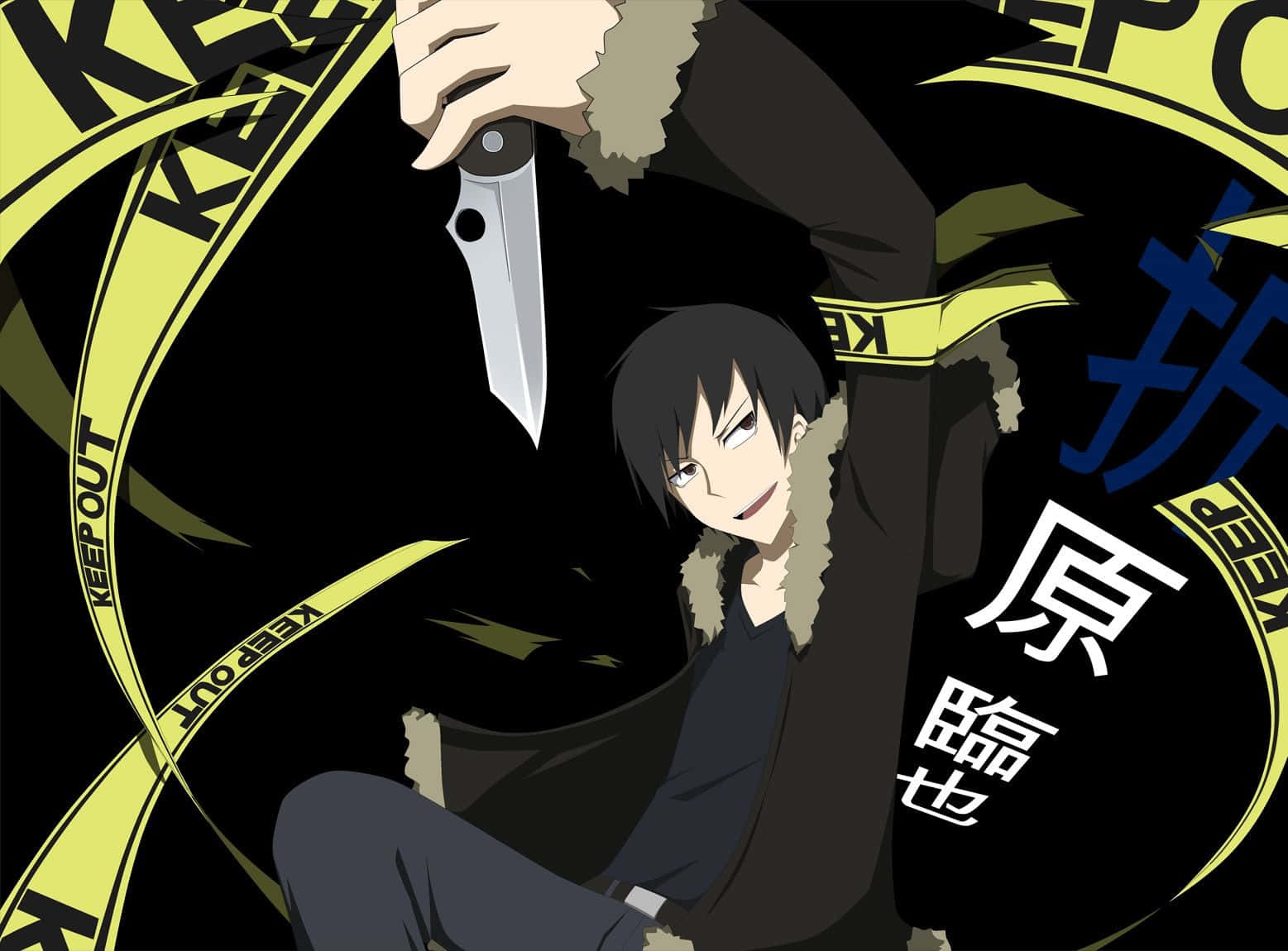 Izaya Orihara 桌布 壁紙 — 一個深色頭髮的動漫角色，臉上帶著冷笑，手持一把刀高舉過頭，周圍環繞著旋轉的黃色「KEEP OUT」膠帶，背景為黑色。