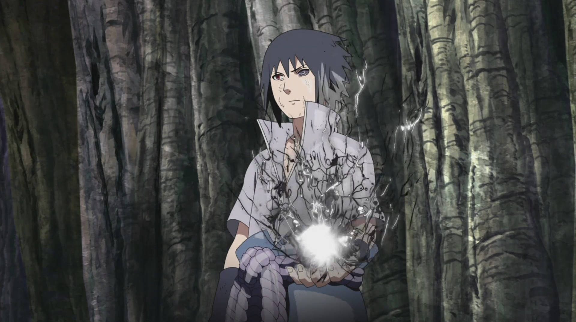 chidori 桌布 壁紙 — 一個深色頭髮的動漫角色坐在森林中，手持一個被劈啪作響的能量包圍的發光球體。