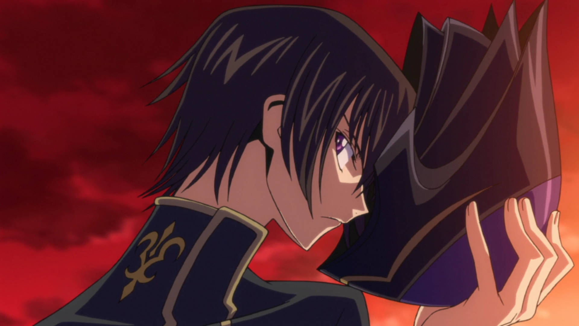 lelouch lamperouge 桌布 壁紙 — 一個深色頭髮的動漫角色穿著藍色制服，在火紅的天空下拿著頭盔。